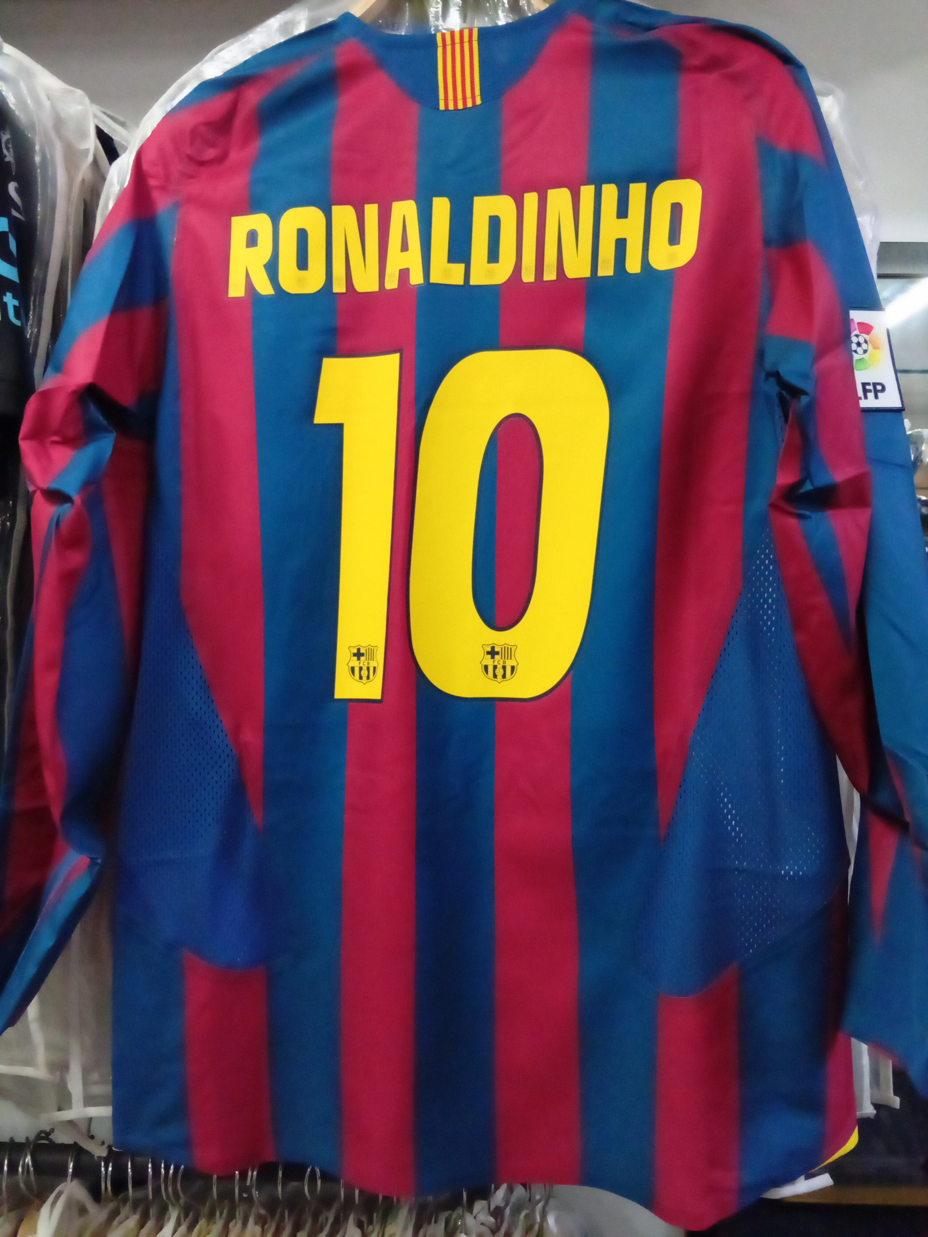 05-06巴塞隆拿主場朗拿甸奴／美斯復刻長袖球衣