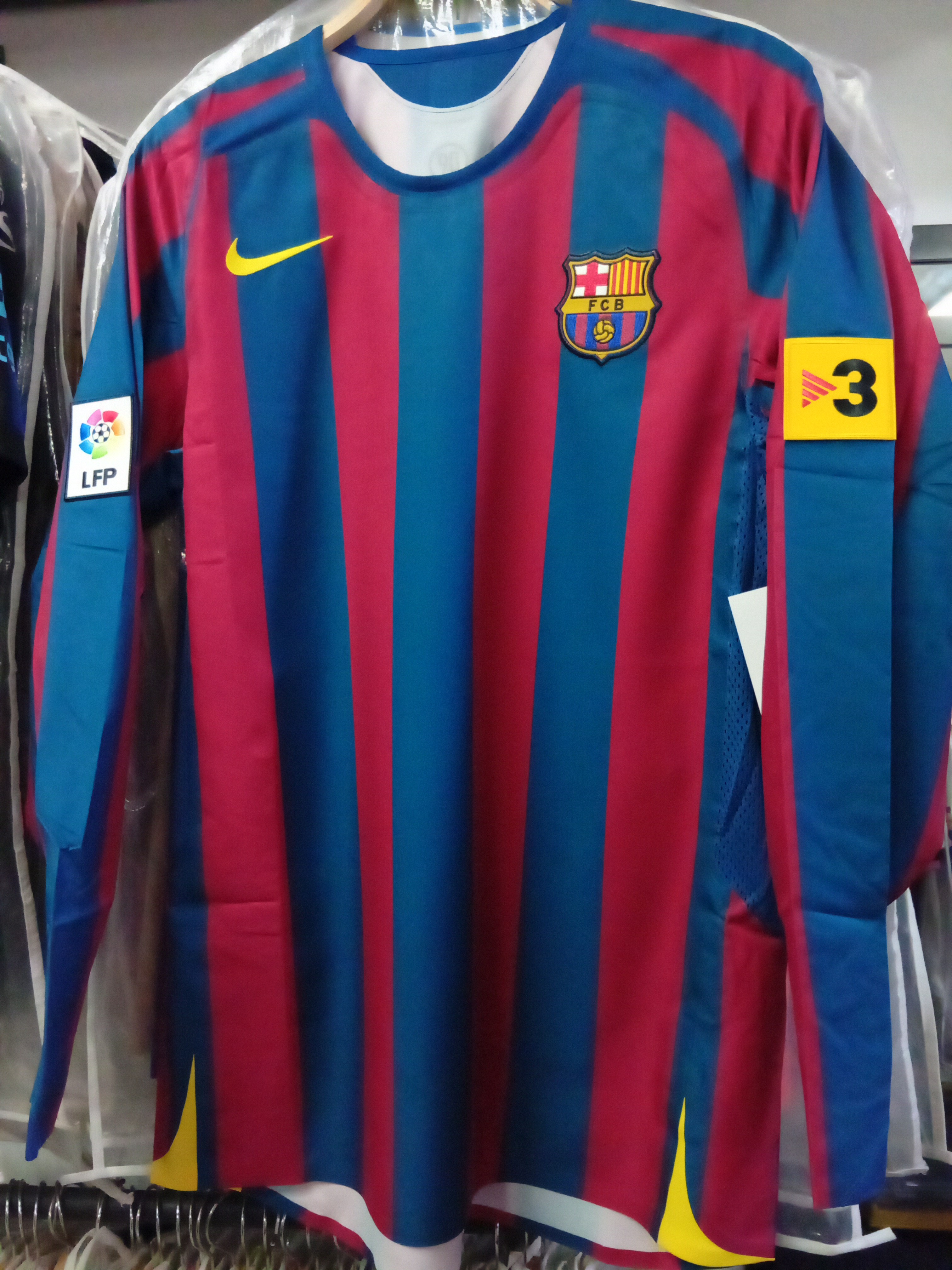 05-06巴塞隆拿主場朗拿甸奴／美斯復刻長袖球衣