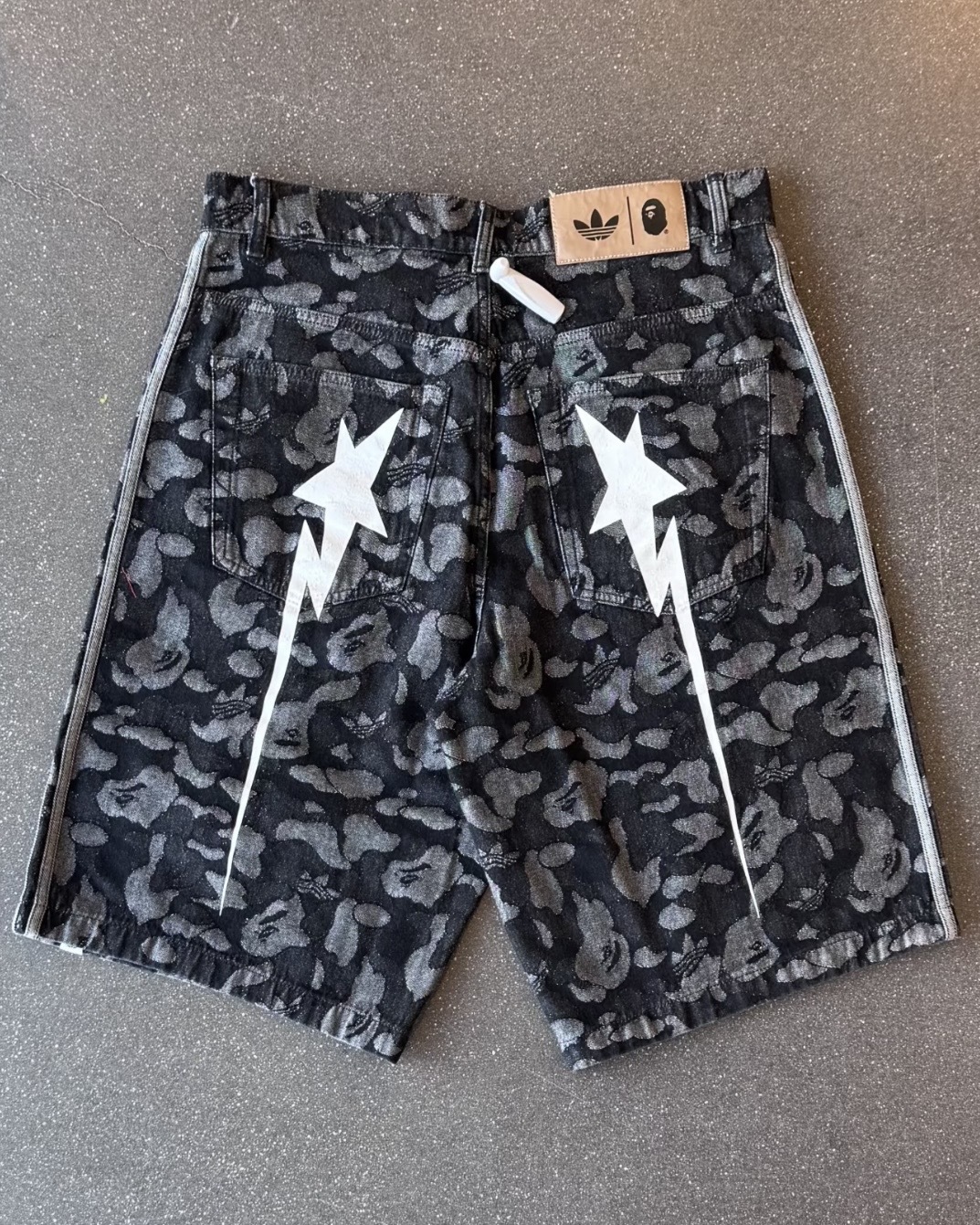BAPE X ADIDAS SHARK DENIM JORTS 黑灰 迷彩 STA標誌 鯊魚 星星 牛仔褲 寬褲 七分褲 單寧 男款 KF4917 / 預購