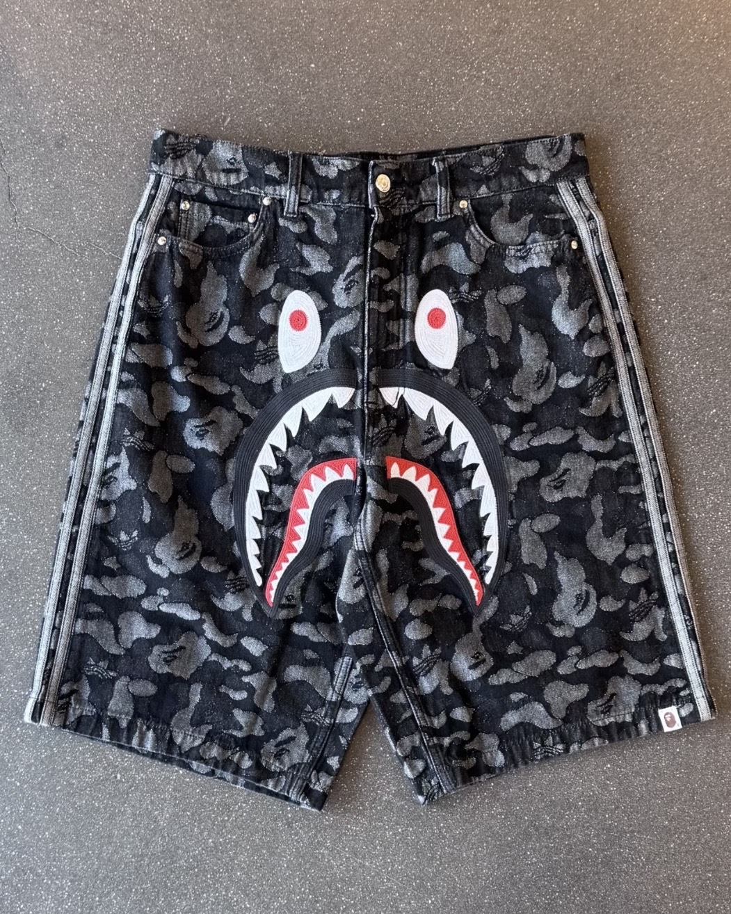 BAPE X ADIDAS SHARK DENIM JORTS 黑灰 迷彩 STA標誌 鯊魚 星星 牛仔褲 寬褲 七分褲 單寧 男款 KF4917 / 預購