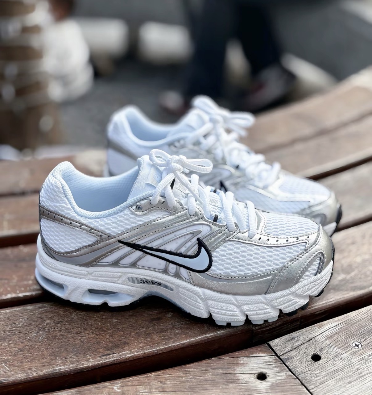 女鞋 NIKE W AIR MAX MOTO 2K 白銀淺藍 復古 透氣 緩震 氣墊 運動 休閒鞋【HQ2056-107】