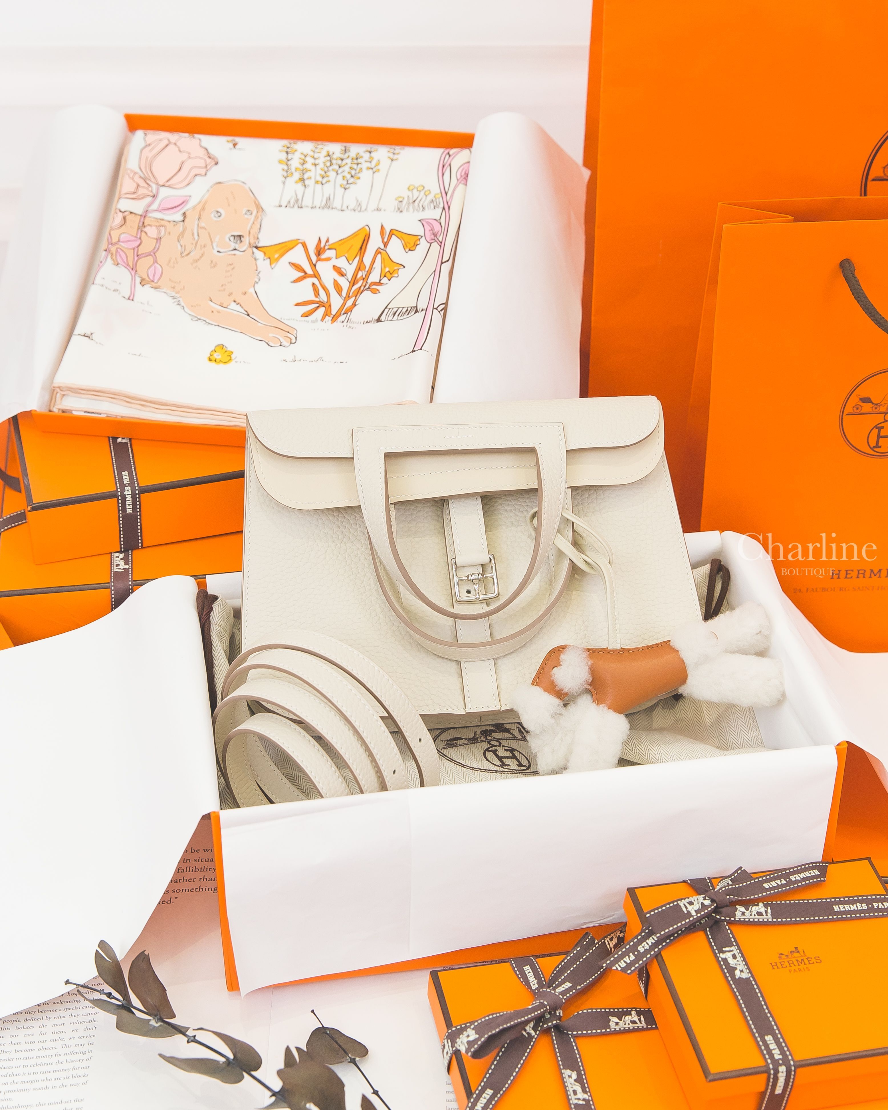 Hermès Le Pommier Sellier 白色/冰川藍/杏桃色馬鞍背上的蘋果樹方巾,Hermès Halzan 25cm 奶昔白銀釦,Hermès Budy 焦糖色/奶昔白羊毛獵狐梗犬吊飾-Charline Boutique 精品代購