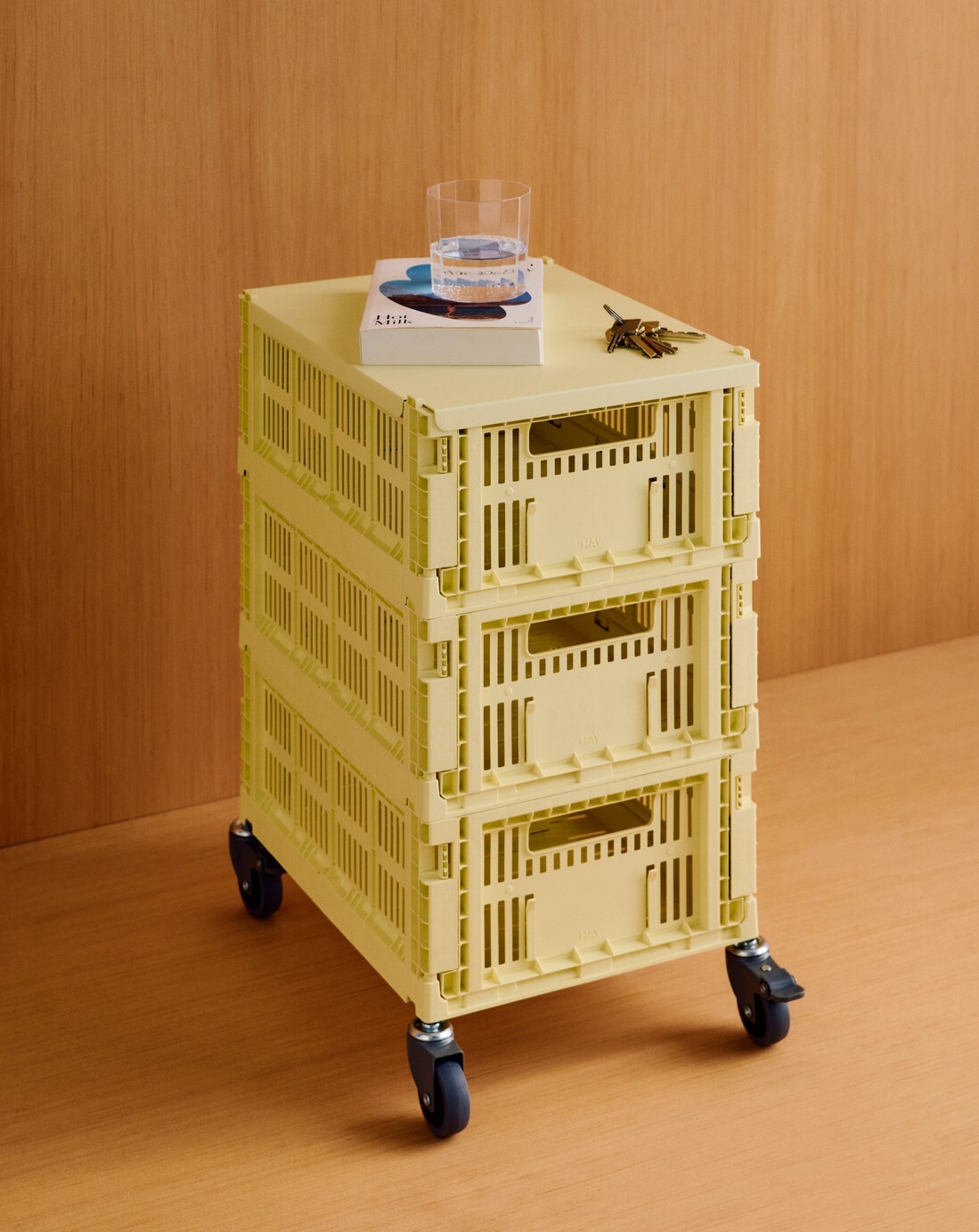 只要加上 Colour Crate 專屬輪子 (Wheels) 與金屬蓋板 (Lid)，原本堆疊的收納籃瞬間變身為靈活的「移動邊桌」。適合當作沙發旁的茶几、床頭櫃，甚至是移動式的小酒吧。