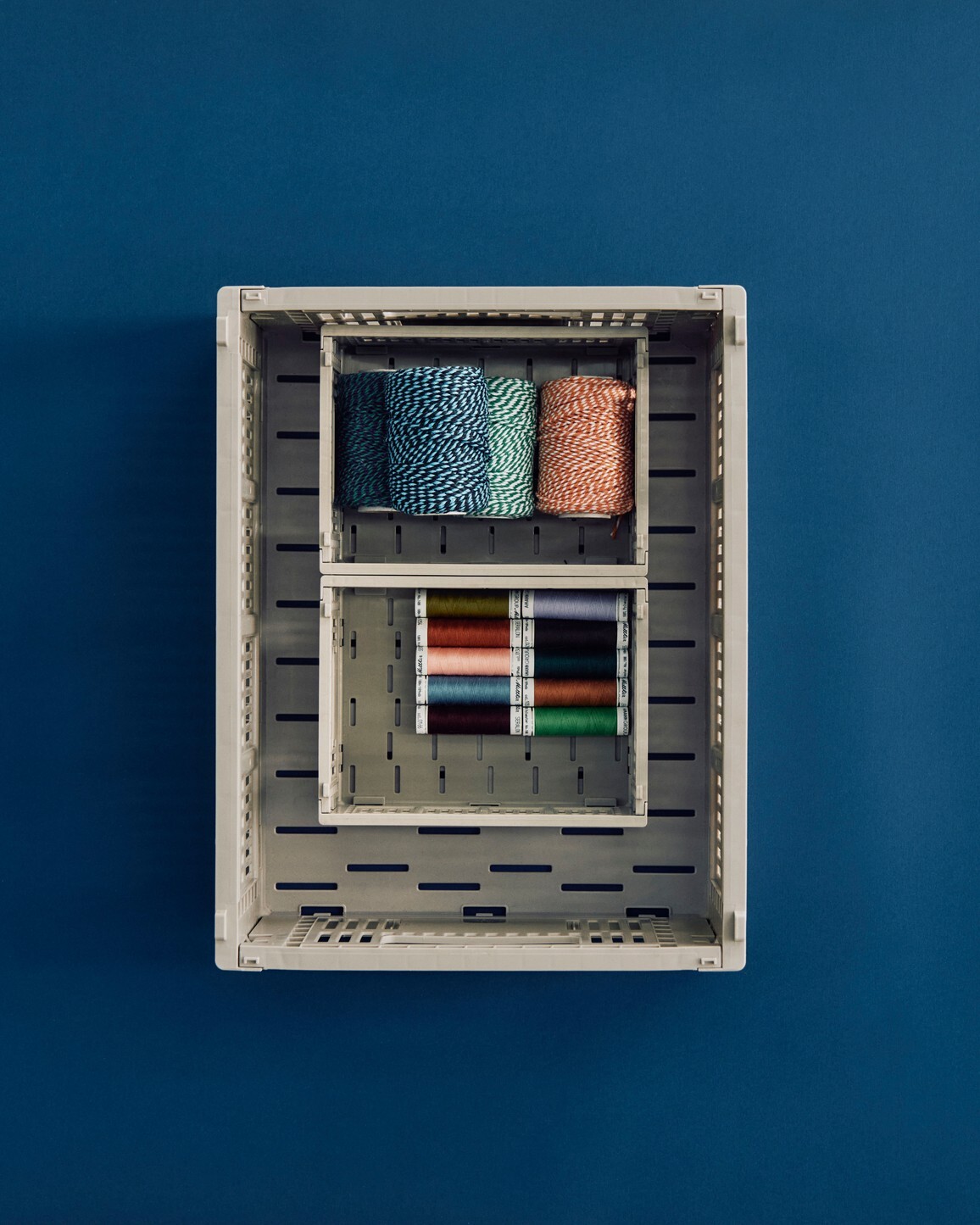 利用不同大小的 Crate 嵌套，為零散的手作線材或文具創造出迷人的秩序感。