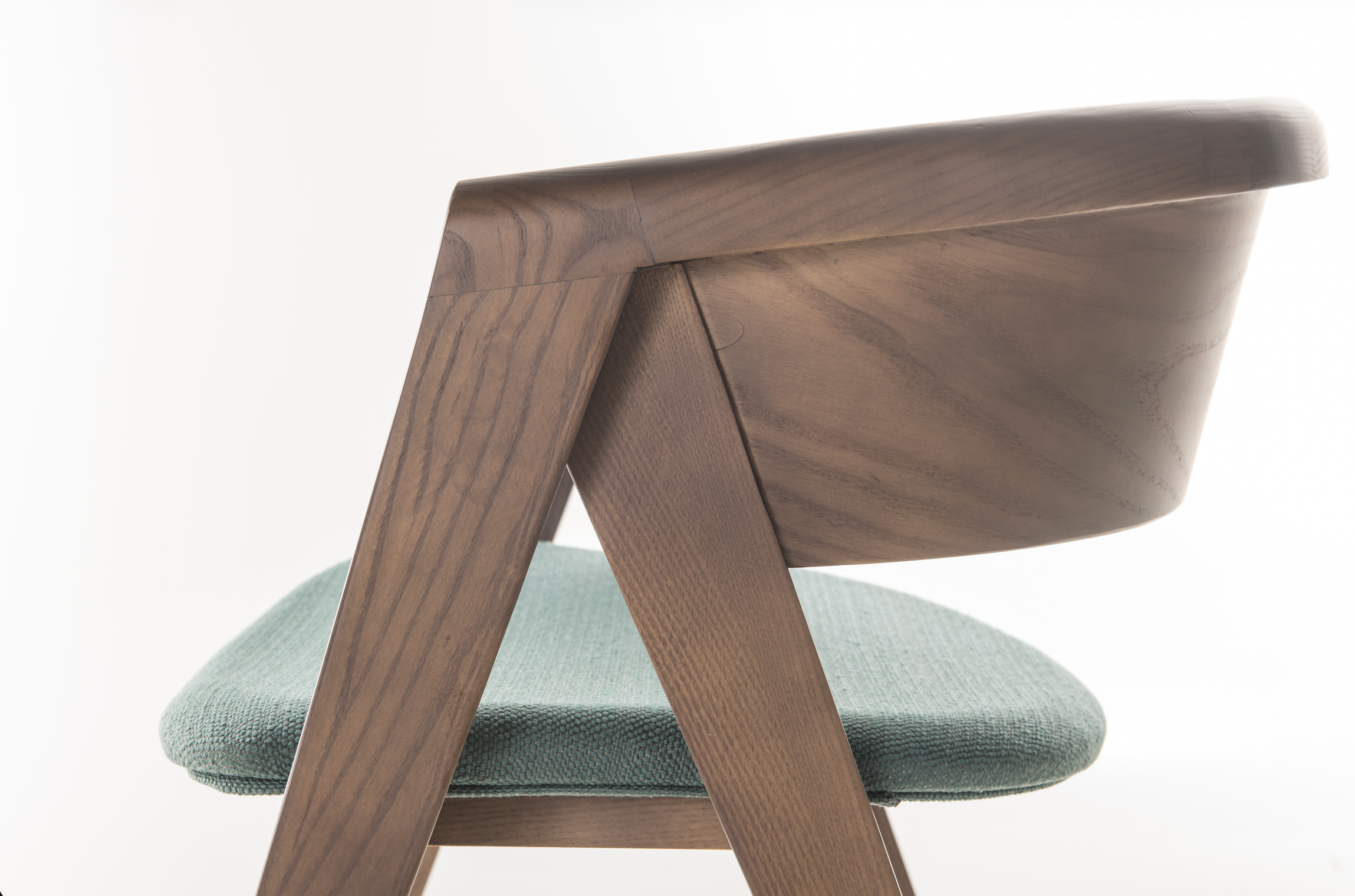 ONLYCHAIR 台灣職人椅曲木工藝，展示北歐風家具中優雅的木質弧線設計