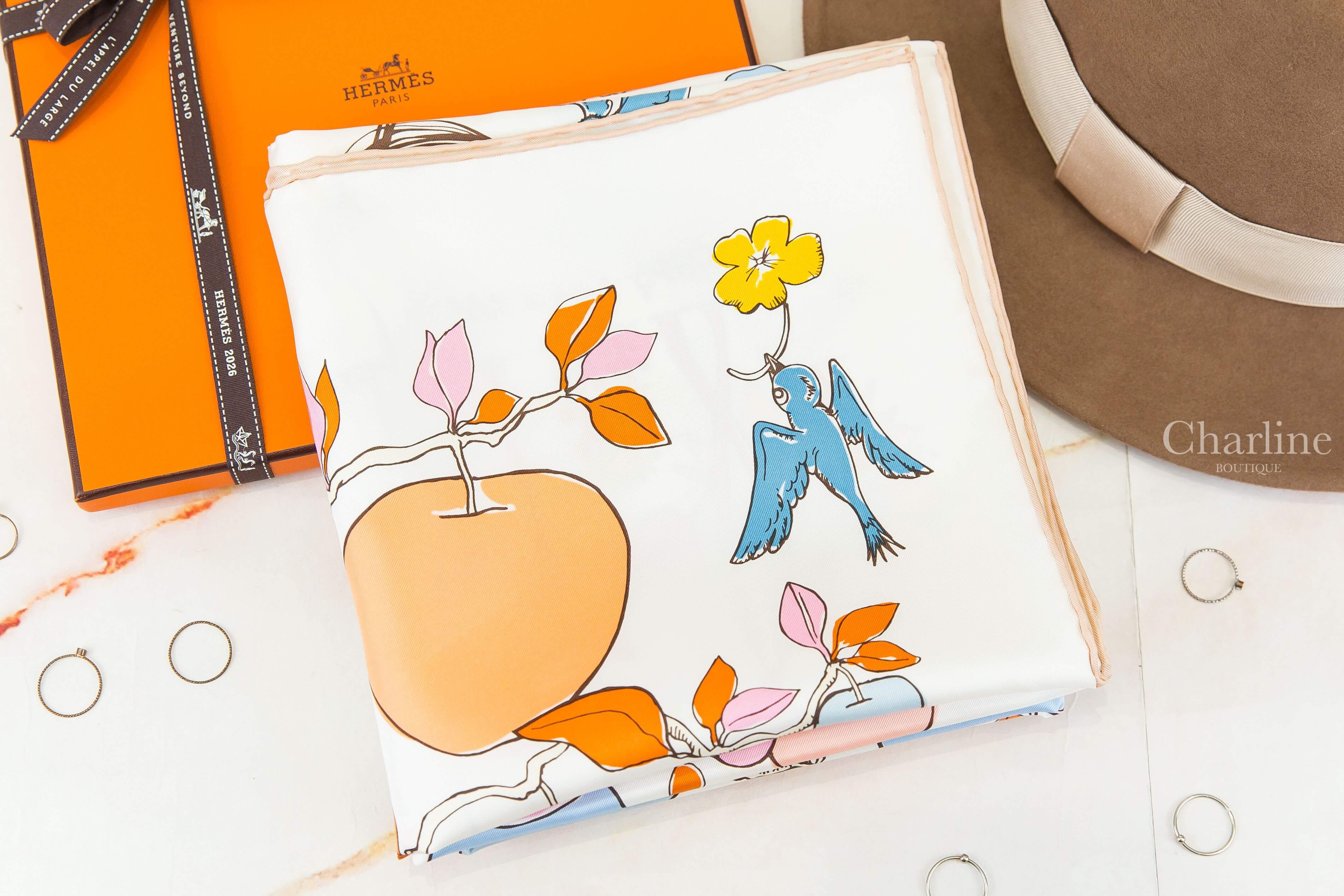 Hermès Le Pommier Sellier Scarf 90 白色/冰川藍/杏桃色馬鞍背上的蘋果樹真絲方巾-Charline Boutique 精品代購