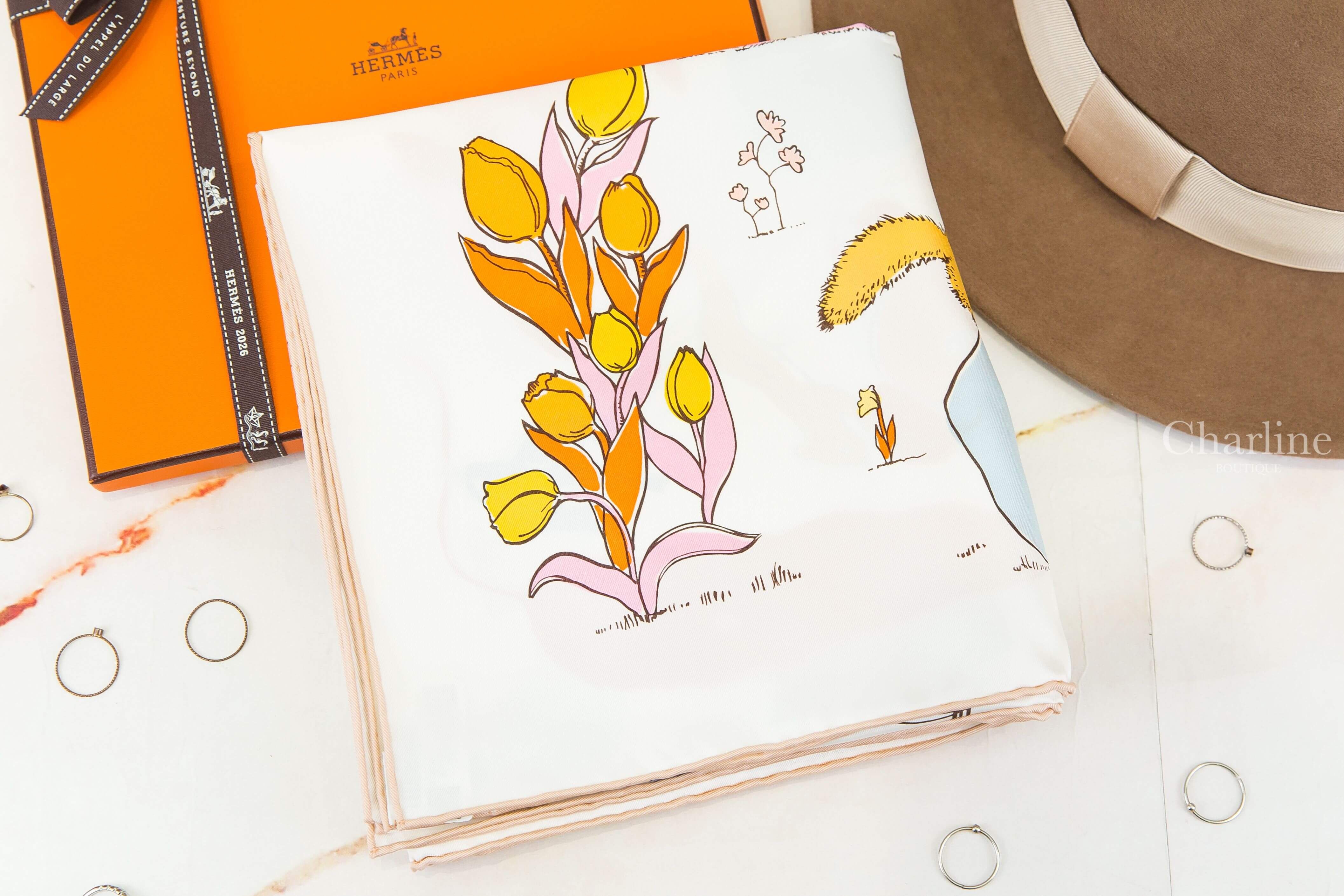 Hermès Le Pommier Sellier Scarf 90 白色/冰川藍/杏桃色馬鞍背上的蘋果樹真絲方巾-Charline Boutique 精品代購