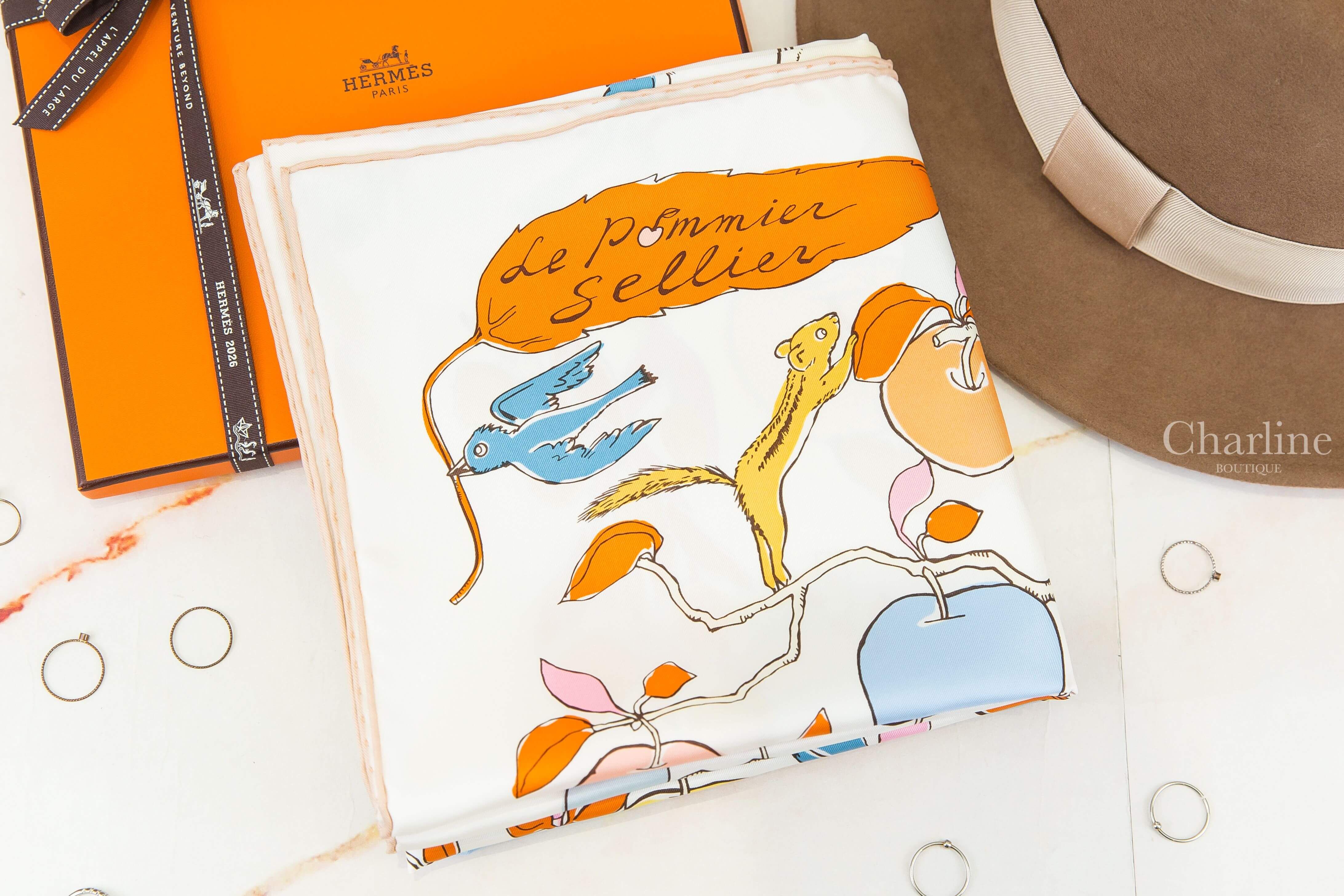 Hermès Le Pommier Sellier Scarf 90 白色/冰川藍/杏桃色馬鞍背上的蘋果樹真絲方巾-Charline Boutique 精品代購
