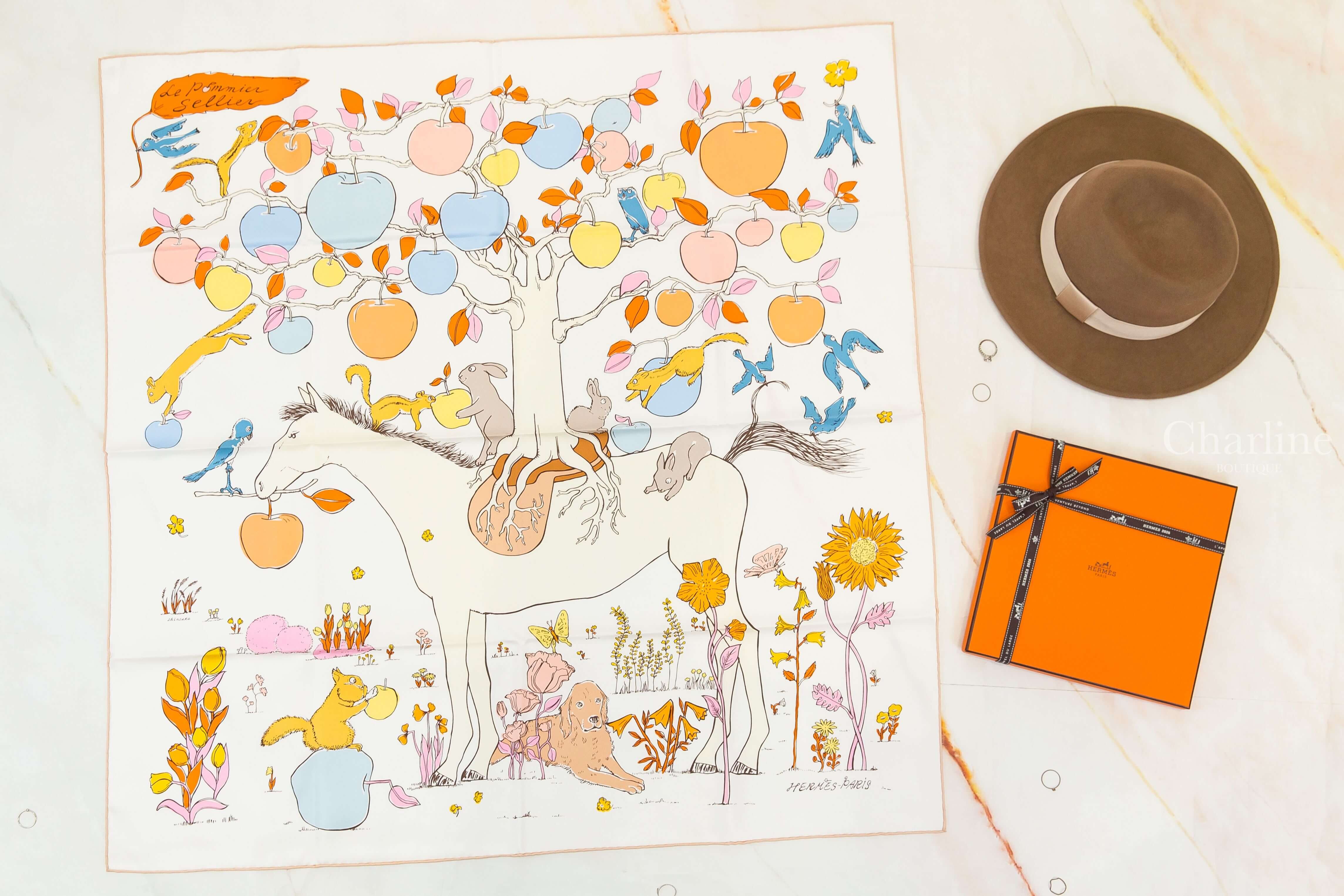Hermès Le Pommier Sellier Scarf 90 白色/冰川藍/杏桃色馬鞍背上的蘋果樹真絲方巾-Charline Boutique 精品代購
