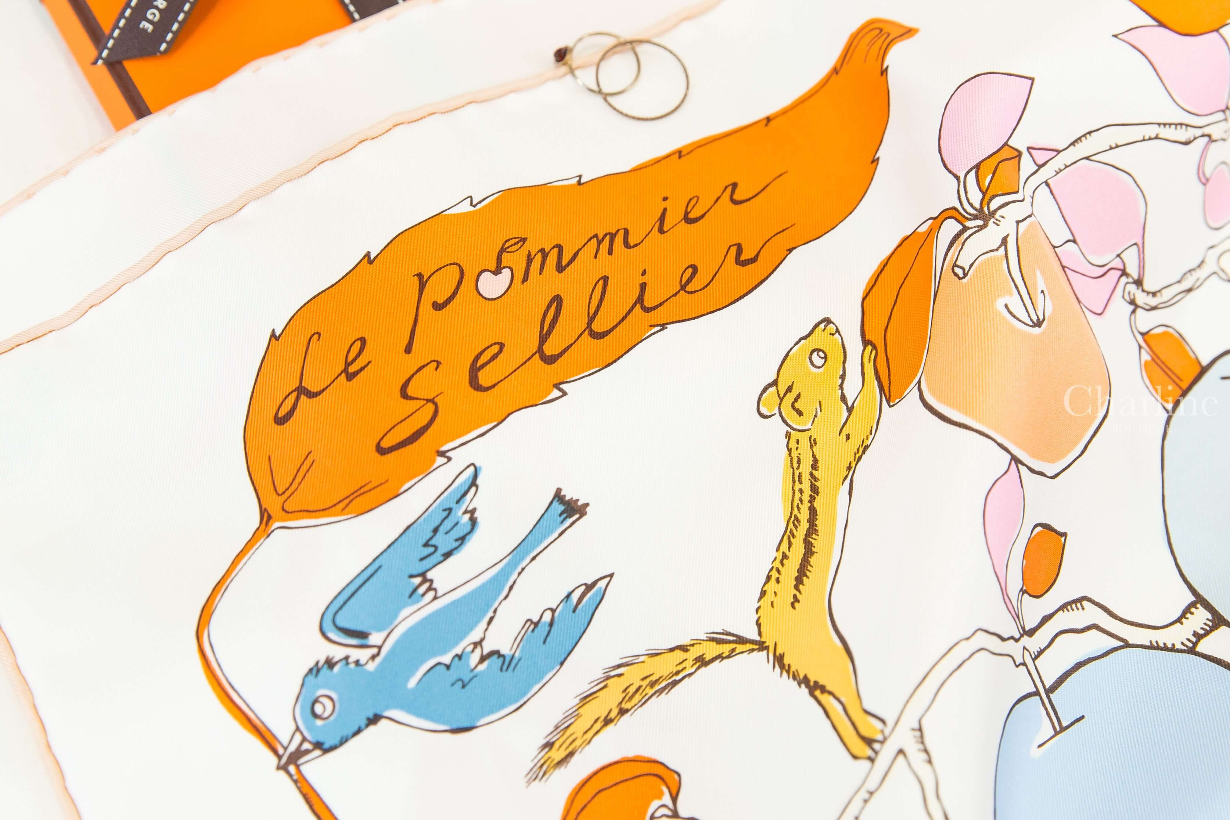 Hermès Le Pommier Sellier Scarf 90 白色/冰川藍/杏桃色馬鞍背上的蘋果樹真絲方巾