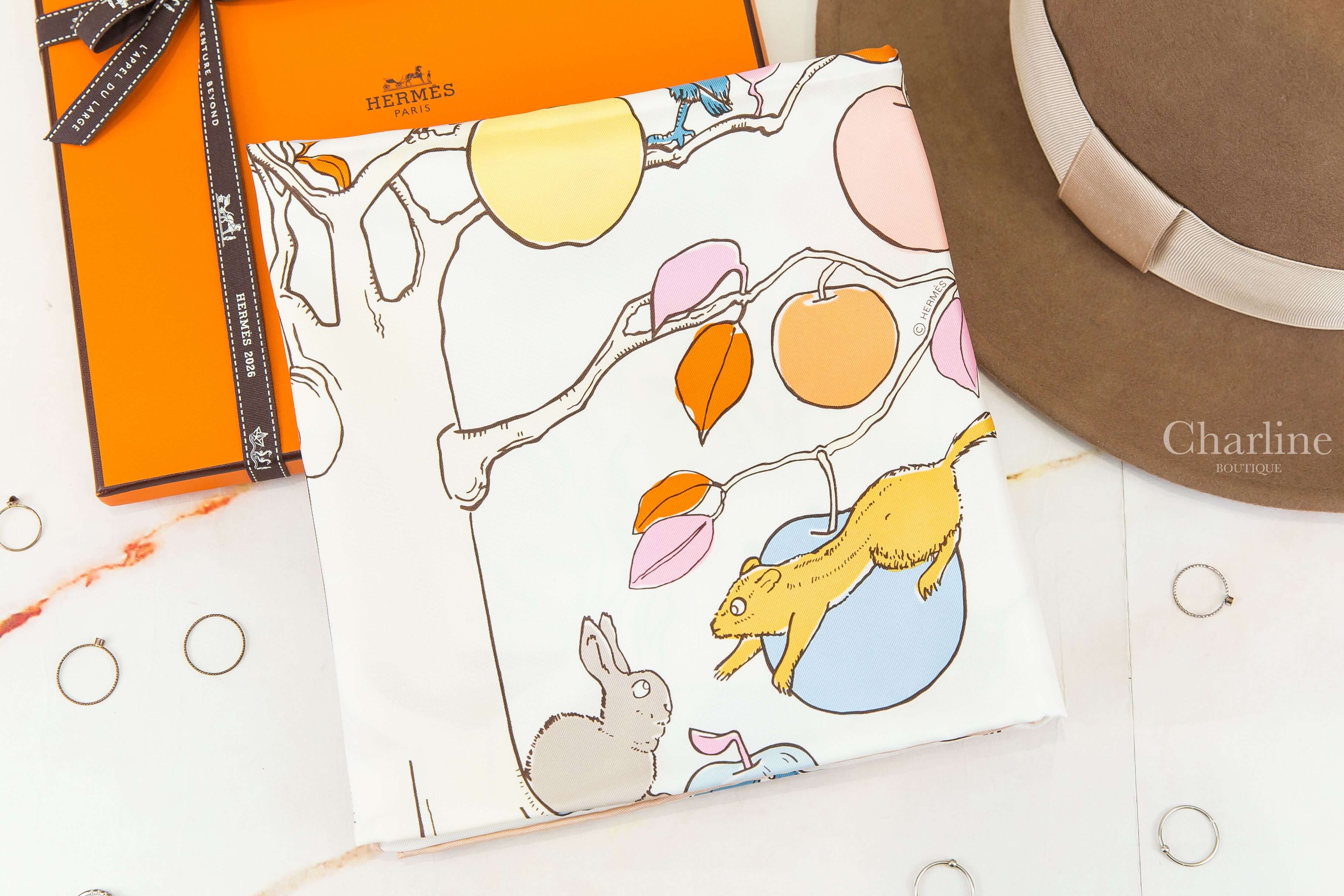 Hermès Le Pommier Sellier Scarf 90 白色/冰川藍/杏桃色馬鞍背上的蘋果樹真絲方巾-Charline Boutique 精品代購