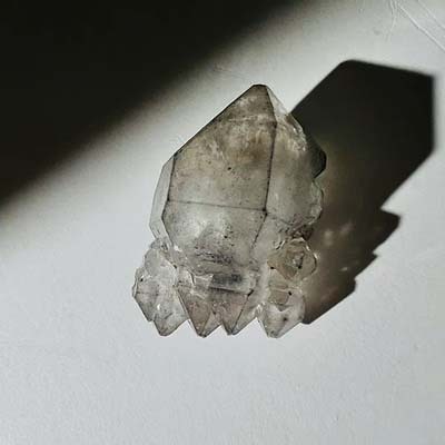 產自於中國（雲貴、四川地區）的閃靈鑽特色