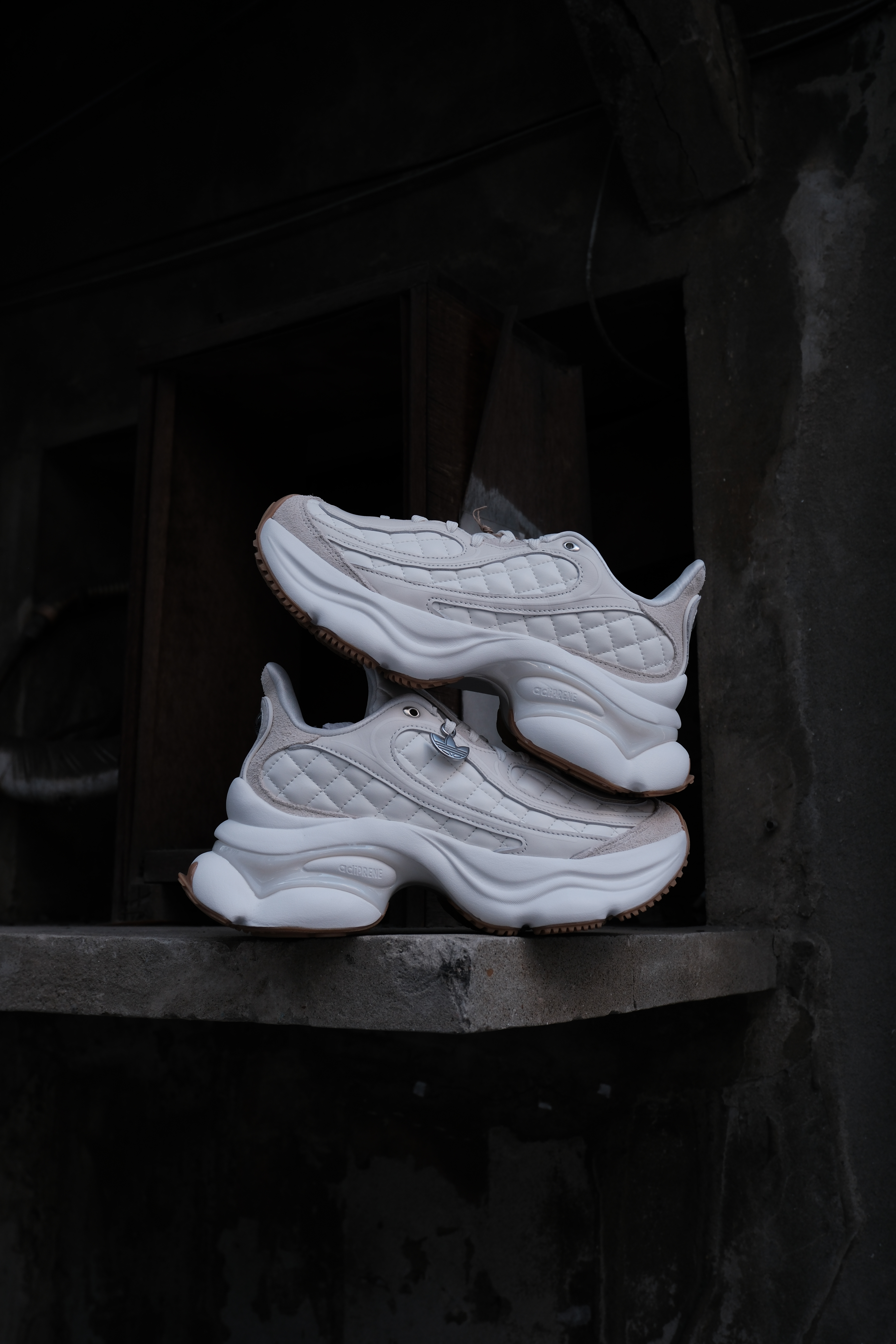 ADIDAS OZVENUZ 小香風 菱格紋 奶油白 米白 HQ2643 焦糖底 蝴蝶鞋 增高 宋雨琦同款 女鞋