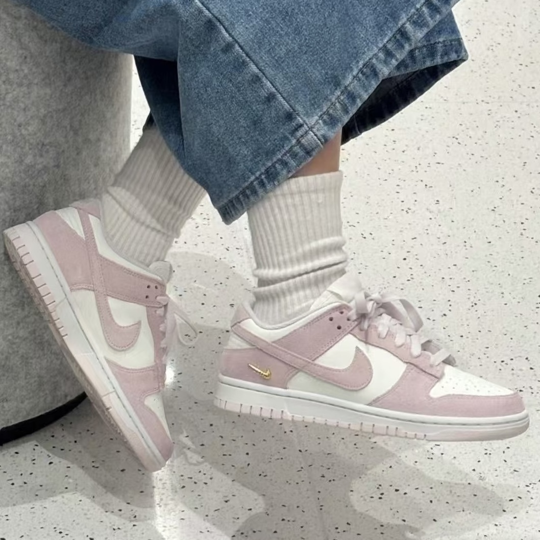 NIKE DUNK LOW 粉紫 白粉 金屬小勾 麂皮 女鞋 IO4244-100