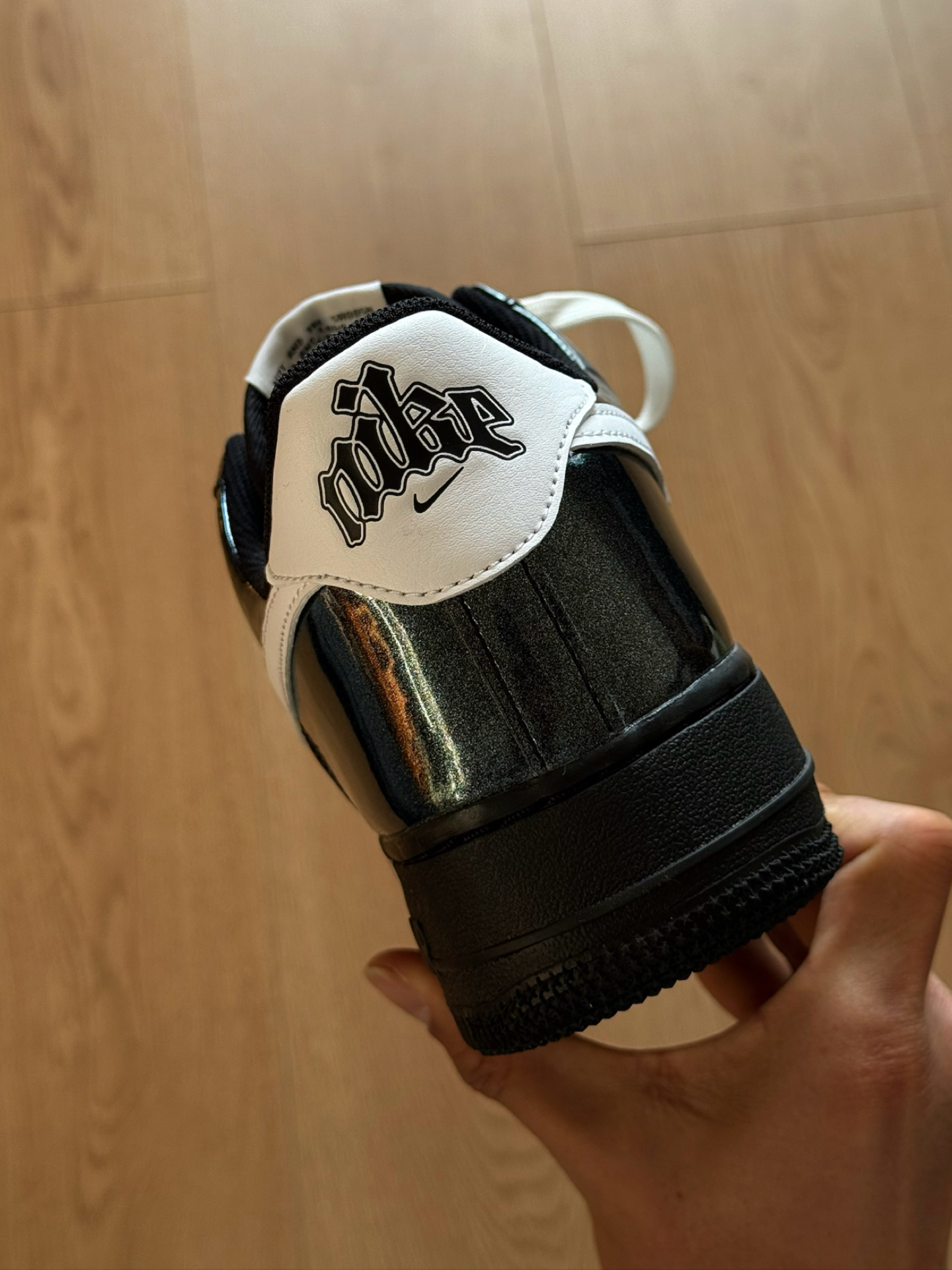 代購-Nike Air Force 1 low "GLAM ROCK"  漆皮 歌德字 金屬裝飾 男鞋 IB6843-001