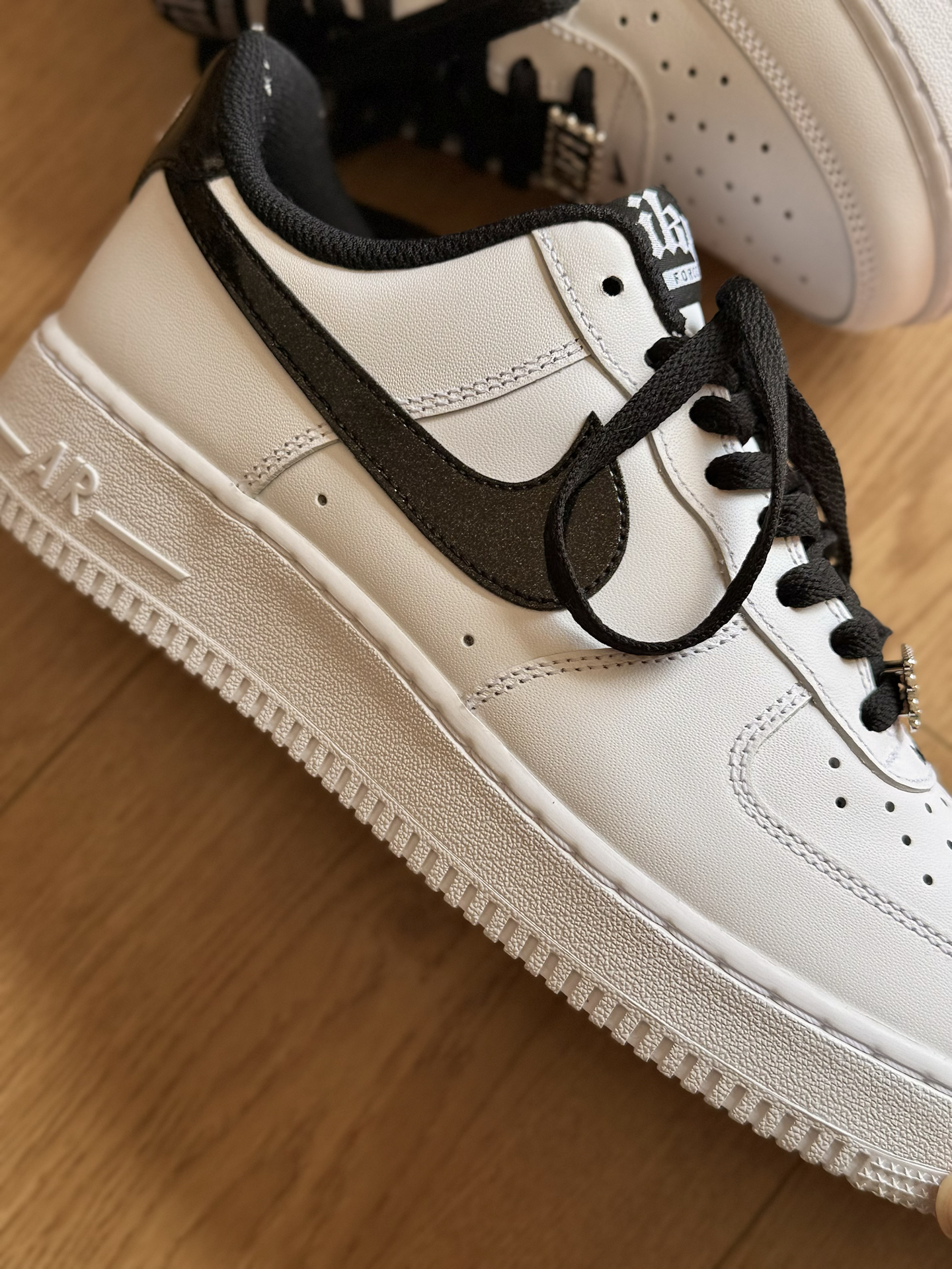 代購-Nike Air Force 1 low 歌德字 金屬裝飾 男鞋 HF2898-101
