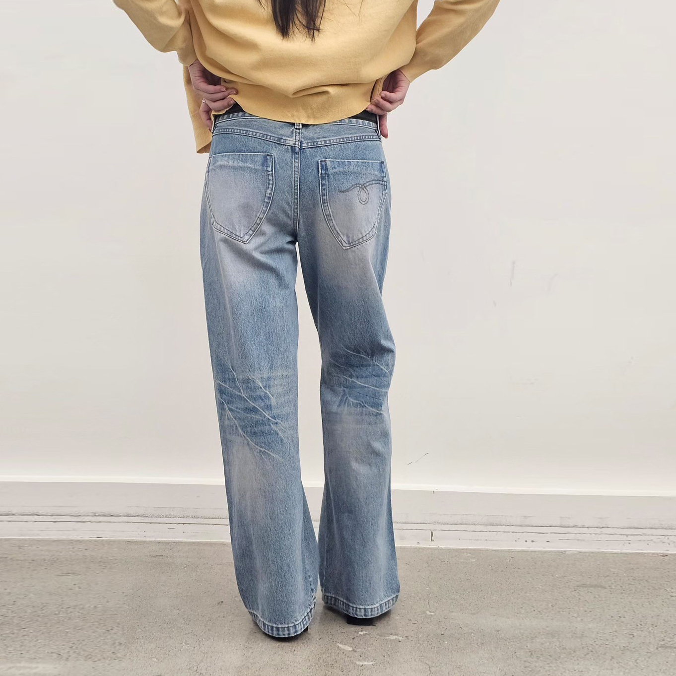 口袋曲線車線剪裁刷色直筒牛仔褲-S-Ｍ