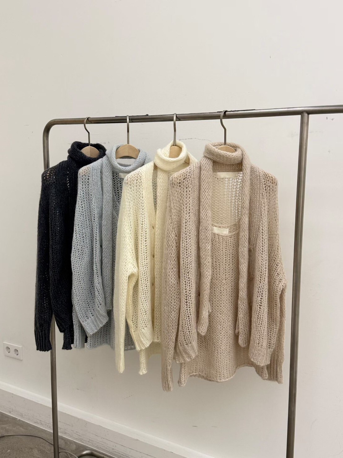 鏤空洞洞針織V領排釦外套+領巾+背心SET / 4色