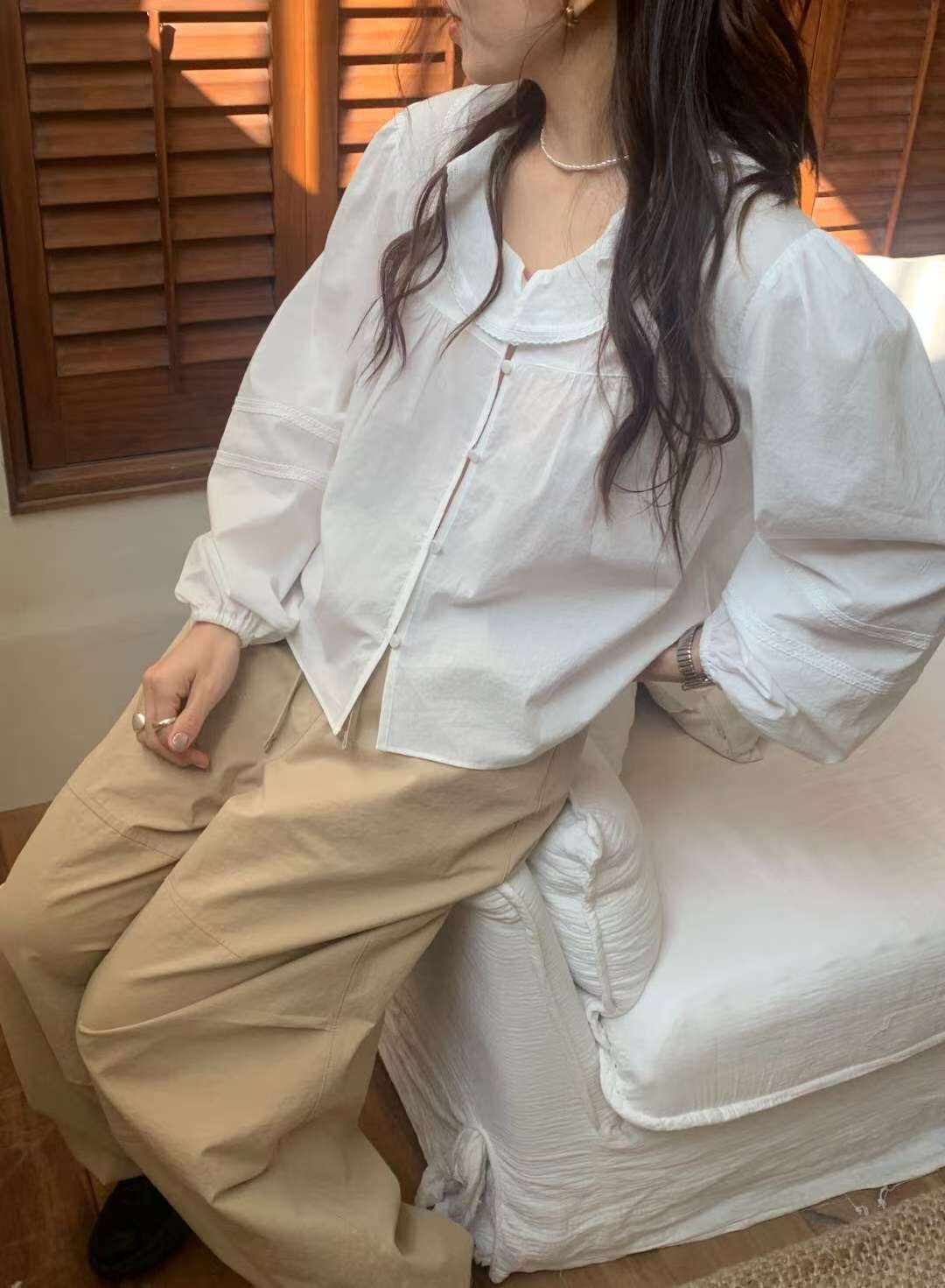 雲朵白荷葉領片造型排釦澎澎袖圓領上衣