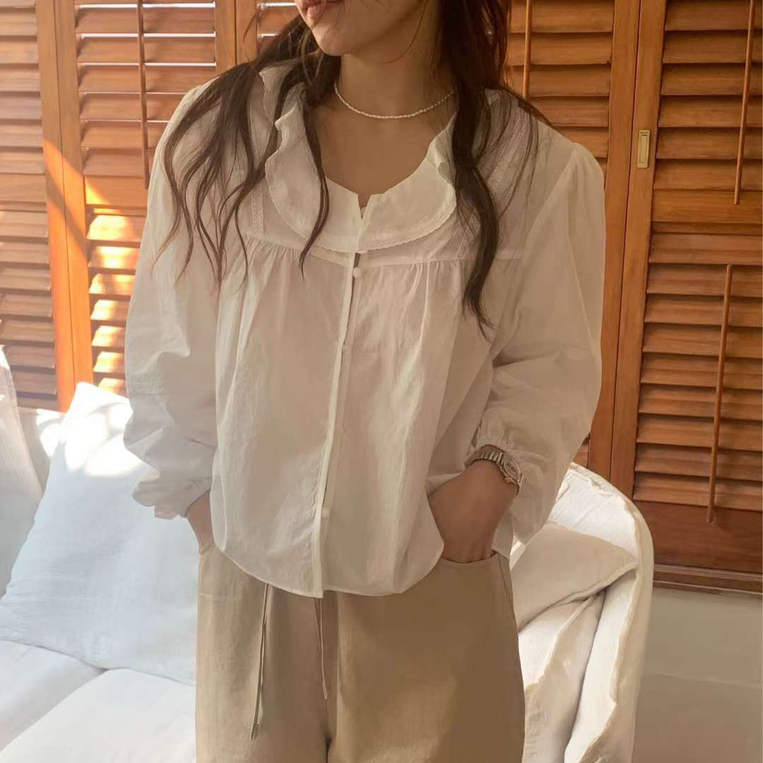 雲朵白荷葉領片造型排釦澎澎袖圓領上衣