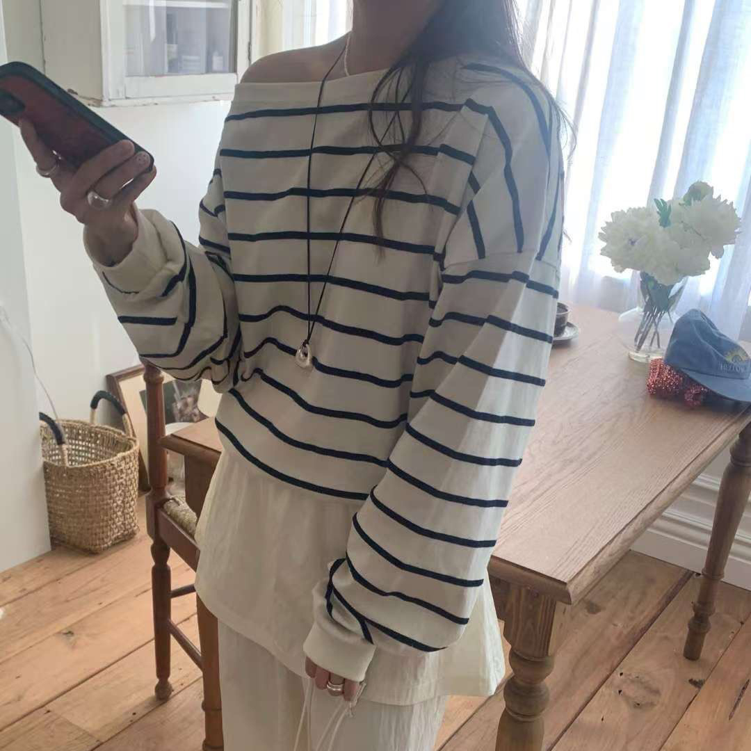 可拉單邊露肩造型配色橫條紋大學TEE / 2色