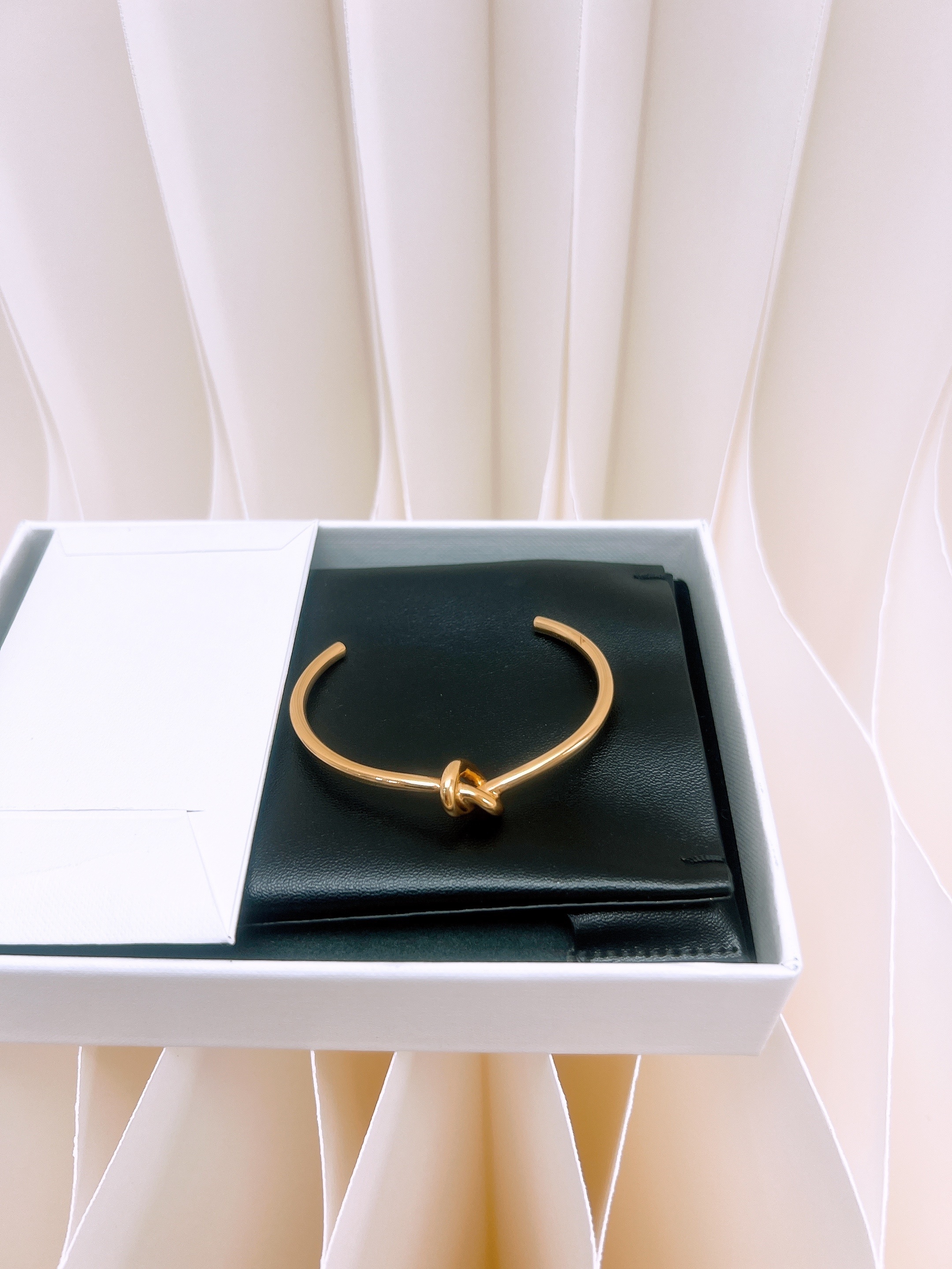 (size C1) Celine knot extra-thin bracelet/ bangle (gold color)