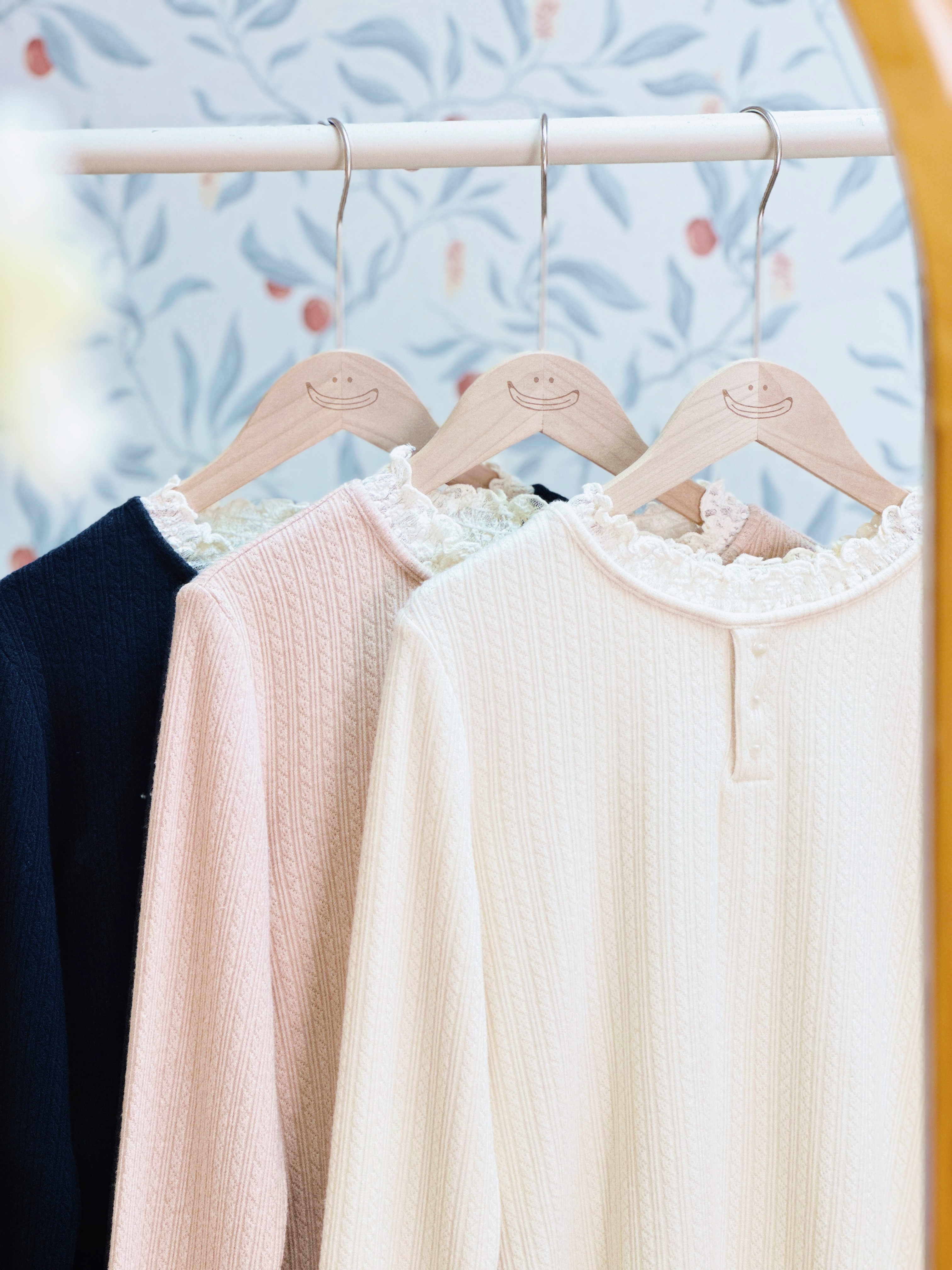 三色 / 假兩件蕾絲鈕扣長袖上衣 / Faux-Layered Lace Trim Henley Top