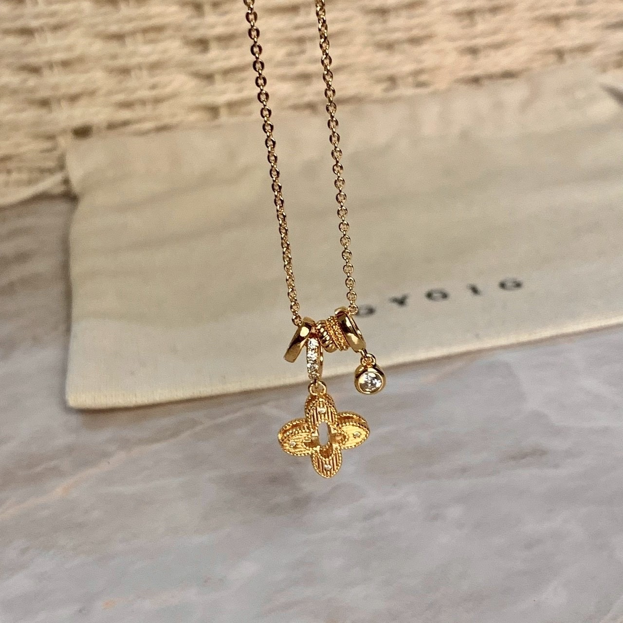 Gy”alluring鏤空金絲鑽老花多環小墜項鍊