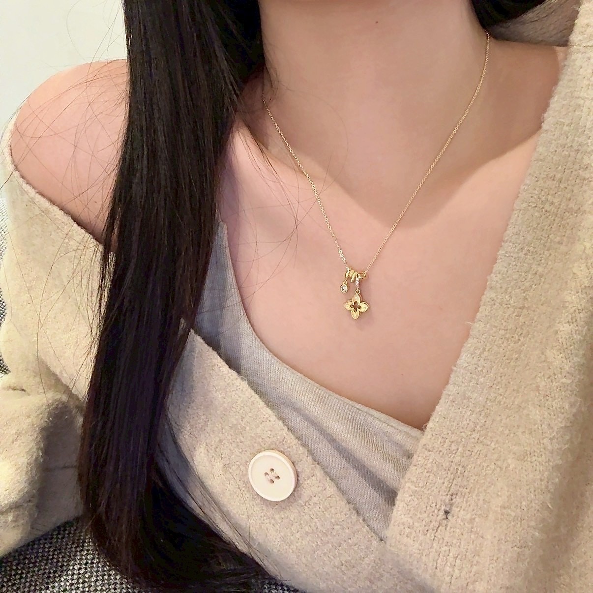 Gy”alluring鏤空金絲鑽老花多環小墜項鍊