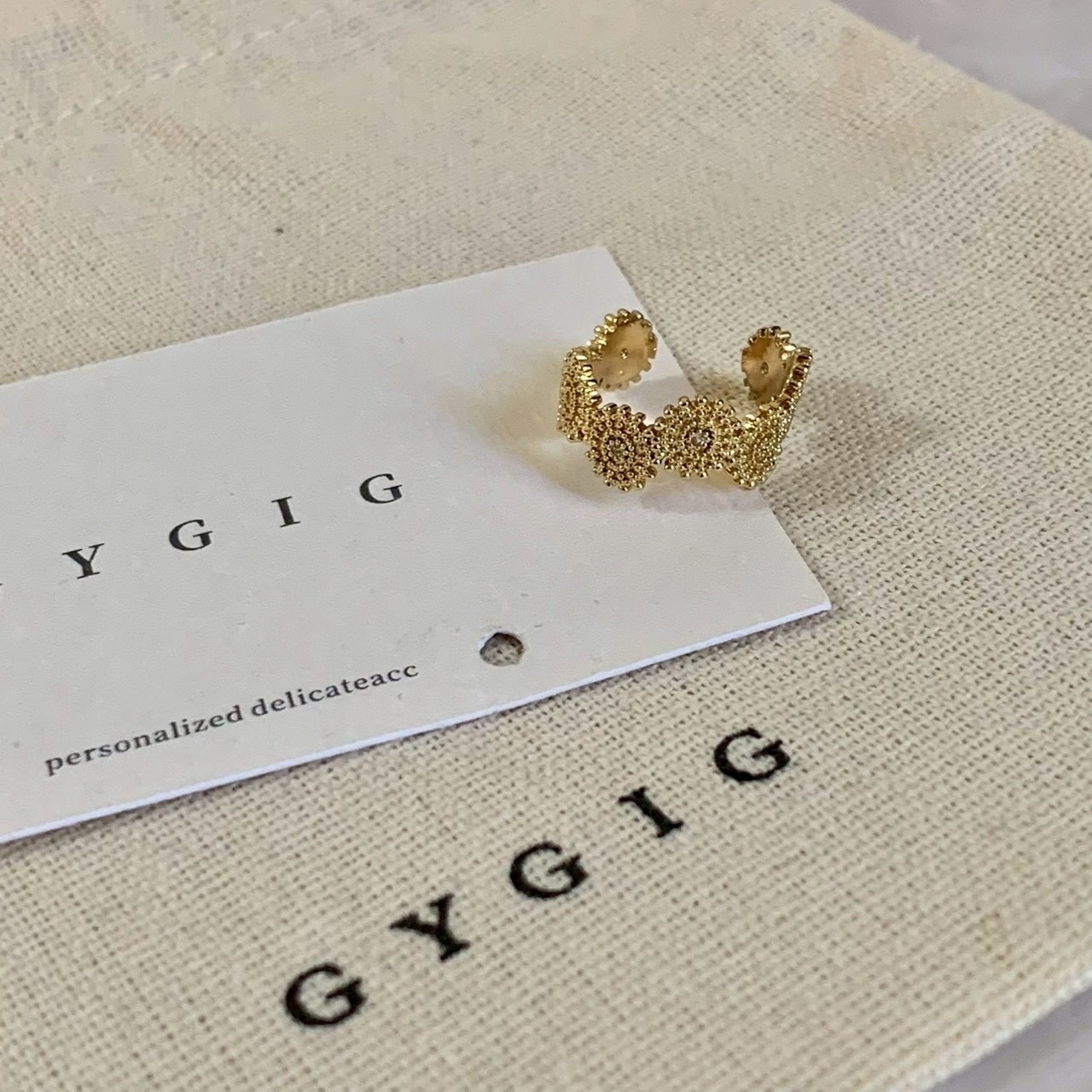 Gy”金蕾絲雛菊一體式耳骨夾