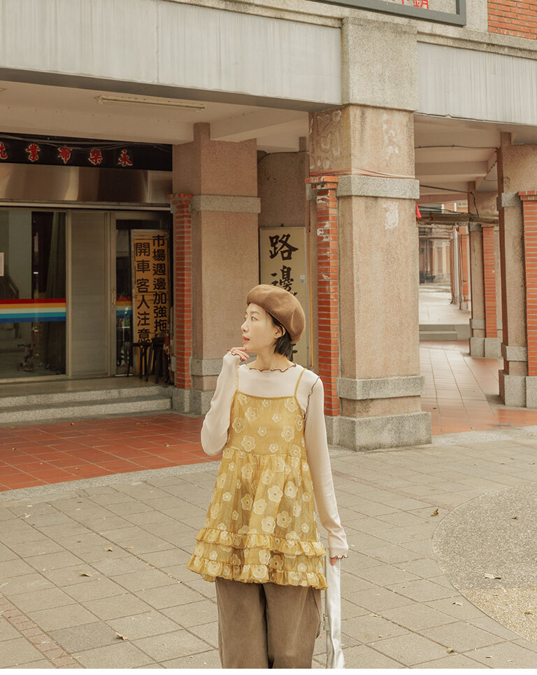 配色坑条木耳边造型上衣 三色售【01099210】现+预