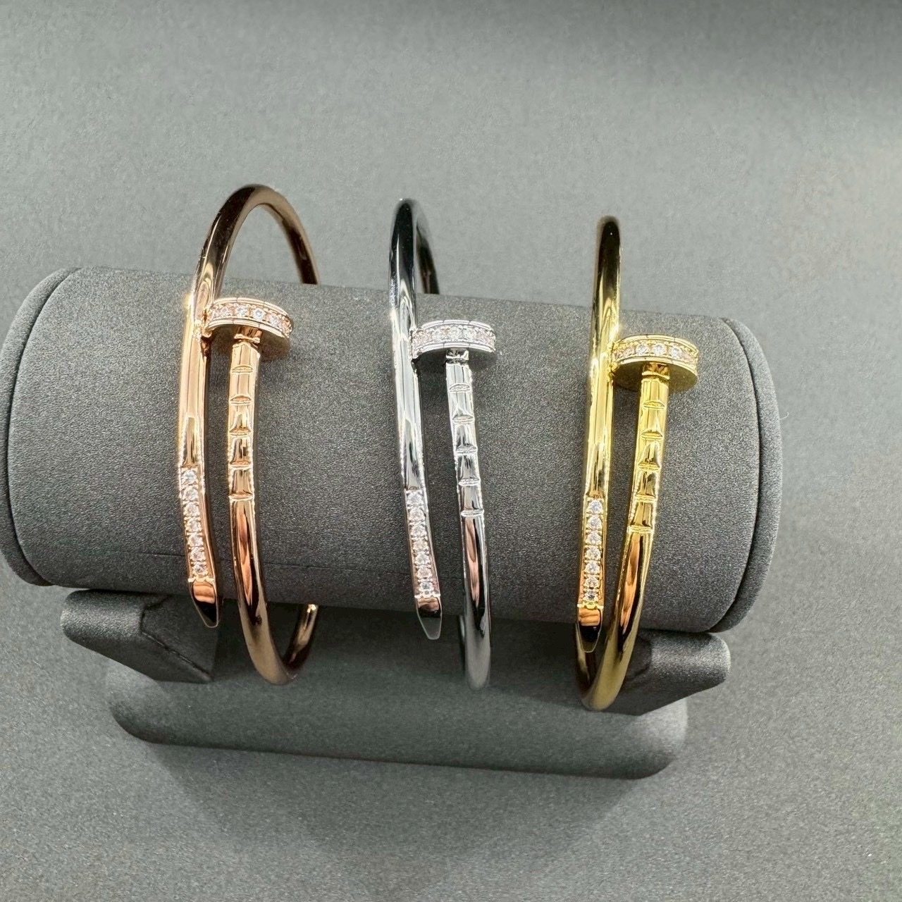 18k ct”JUSTE UN CLOU新款倒置鑽粗釘子’高奢定製手鐲