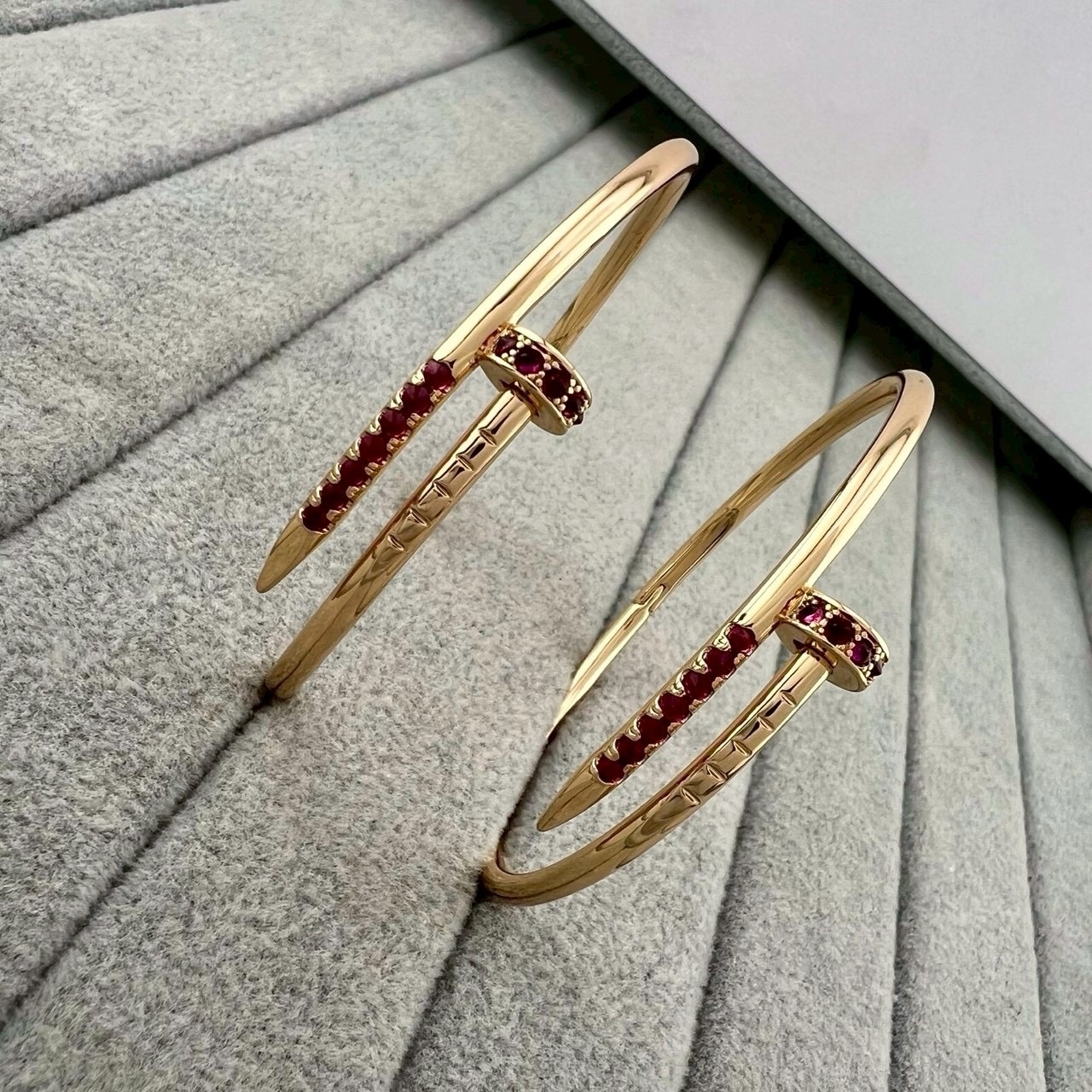 18k ct”JUSTE UN CLOU新款倒置紅寶石細釘子’高奢定製手鐲