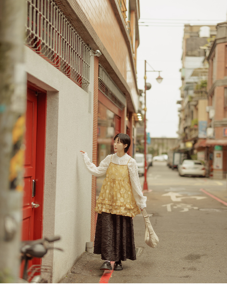 立体花花下摆荷叶透肤罩衫背心-黄【01099508】现+预