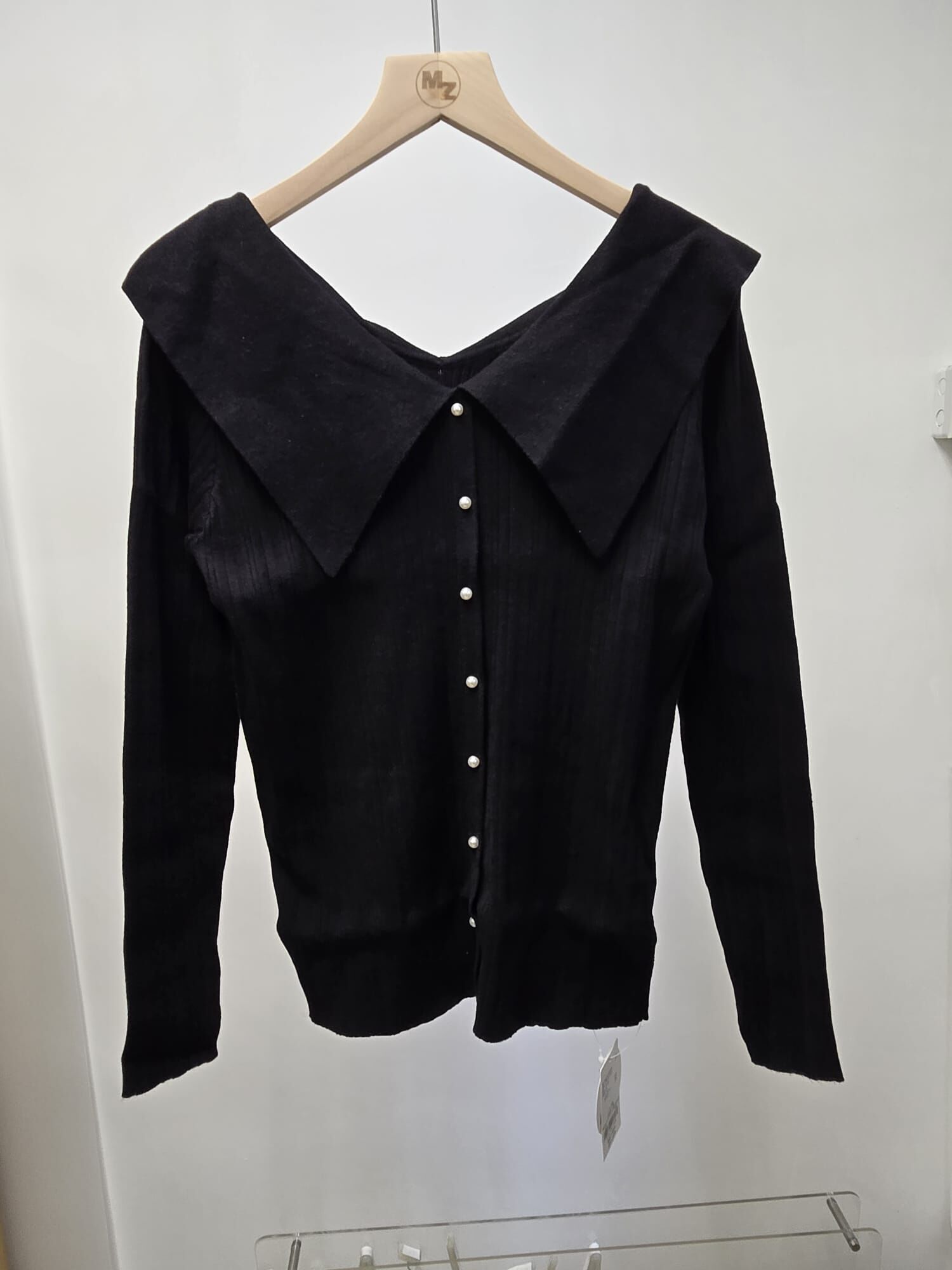 EME V反領珠珠鈕TOP