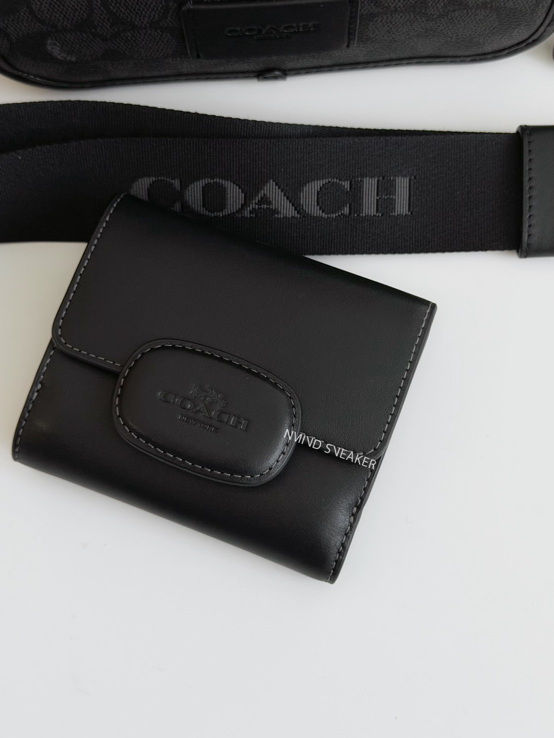 <快速出貨>COACH 金屬扣LOGO 防刮短夾 兩色