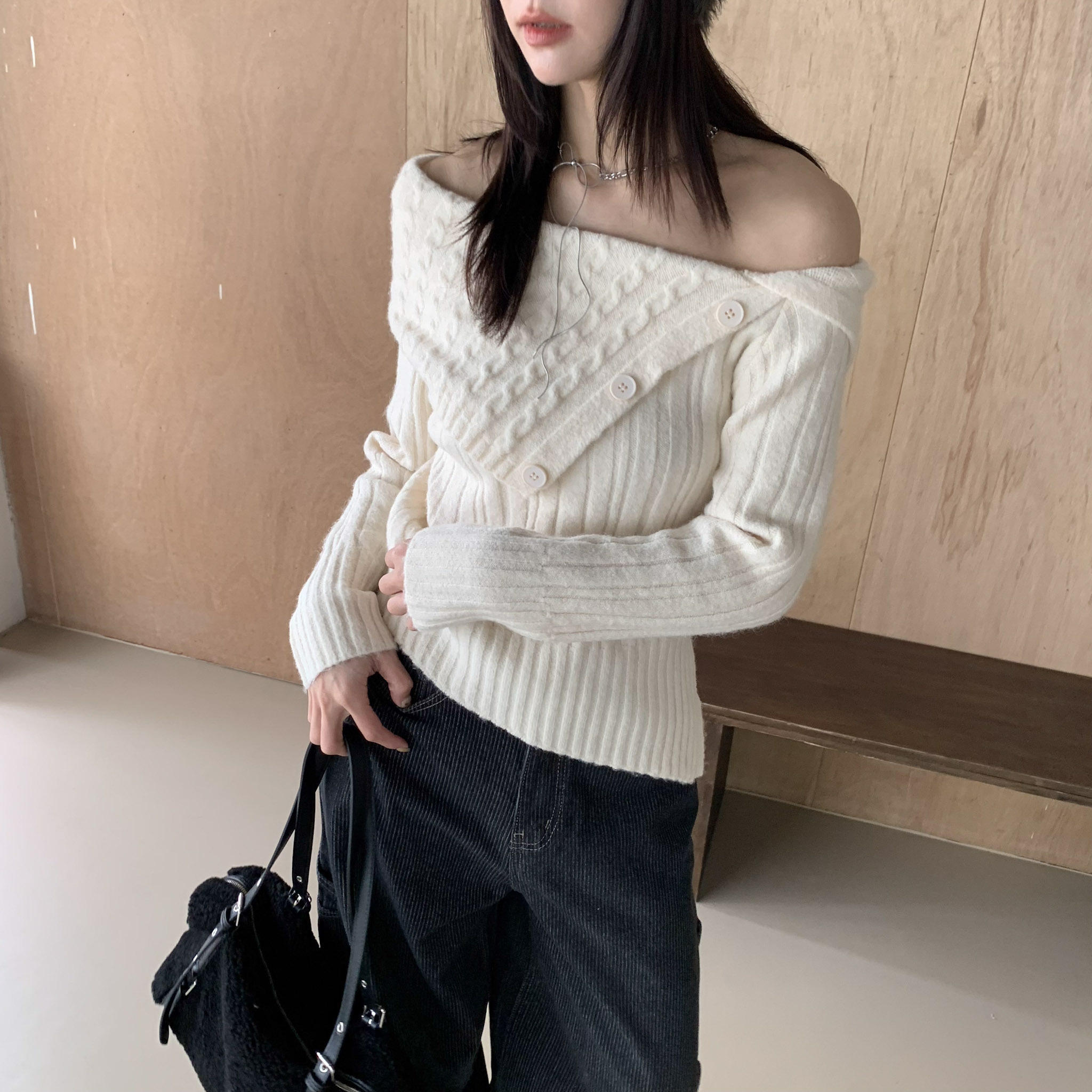 ISA_設計感++ 不規則擺一字麻花領針織毛衣_61043