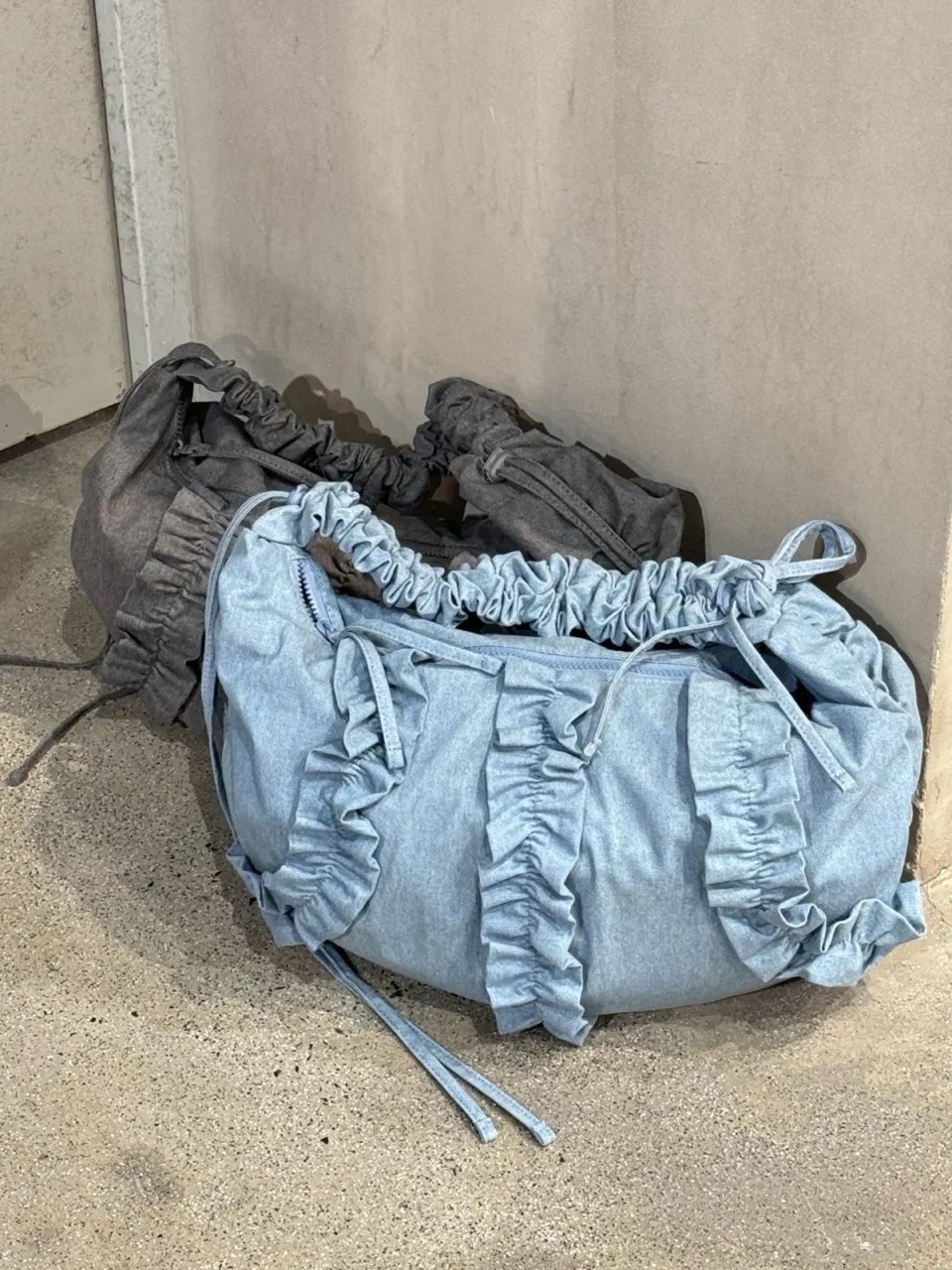 ADIDAS ORIGINALS RUFFLE 三葉草 荷葉邊皺摺包 花邊 斜背包 側背包 單肩包 手提包 拉繩 牛仔藍 KX6975 炭灰 KX7014 / 預購