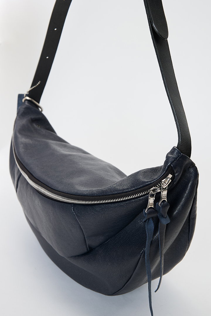 theveryday 植鞣山羊皮側肩包 深藍 25 A/W Lagom Crossing Bag