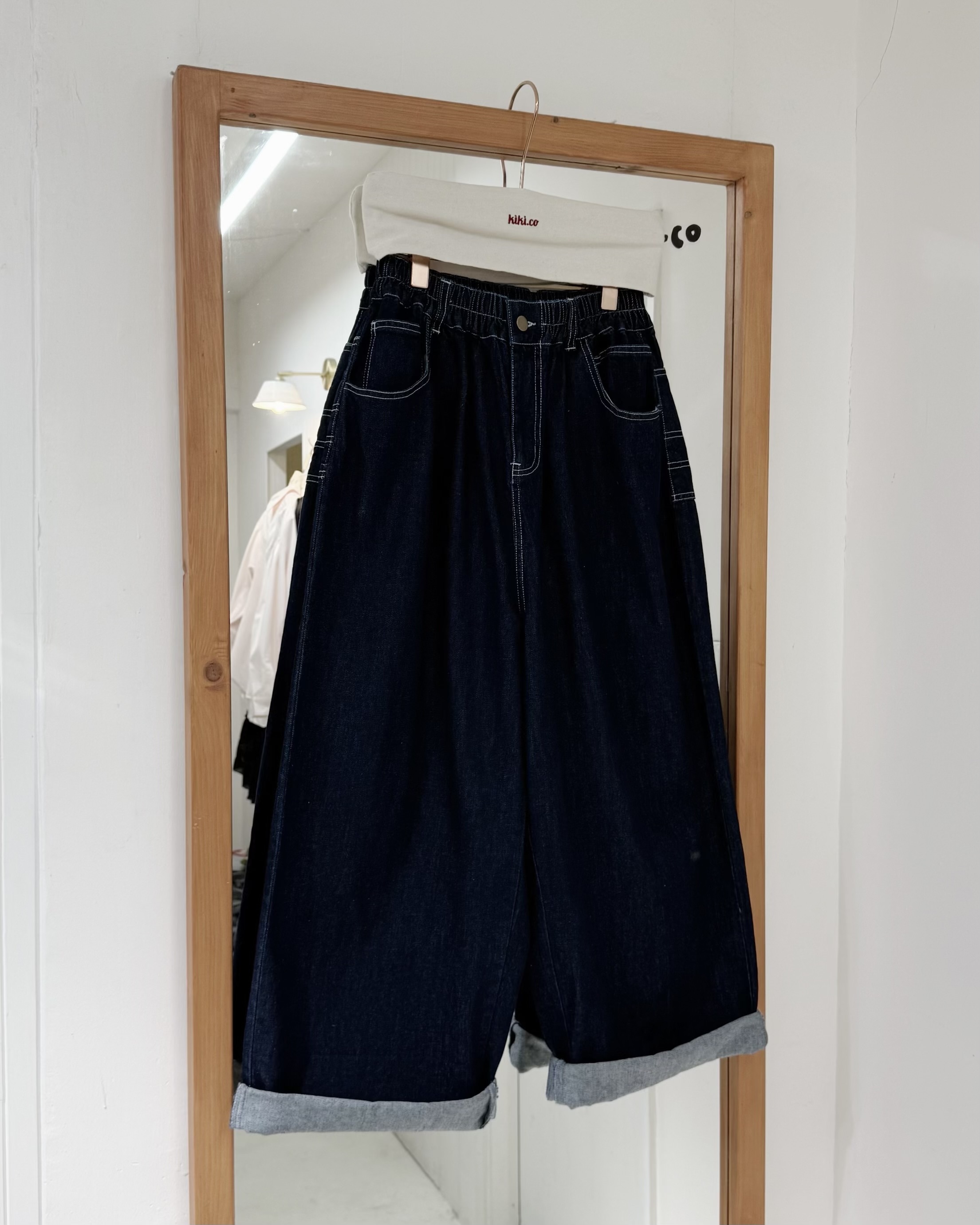 明線橡筋直腳後橫線闊版牛仔褲