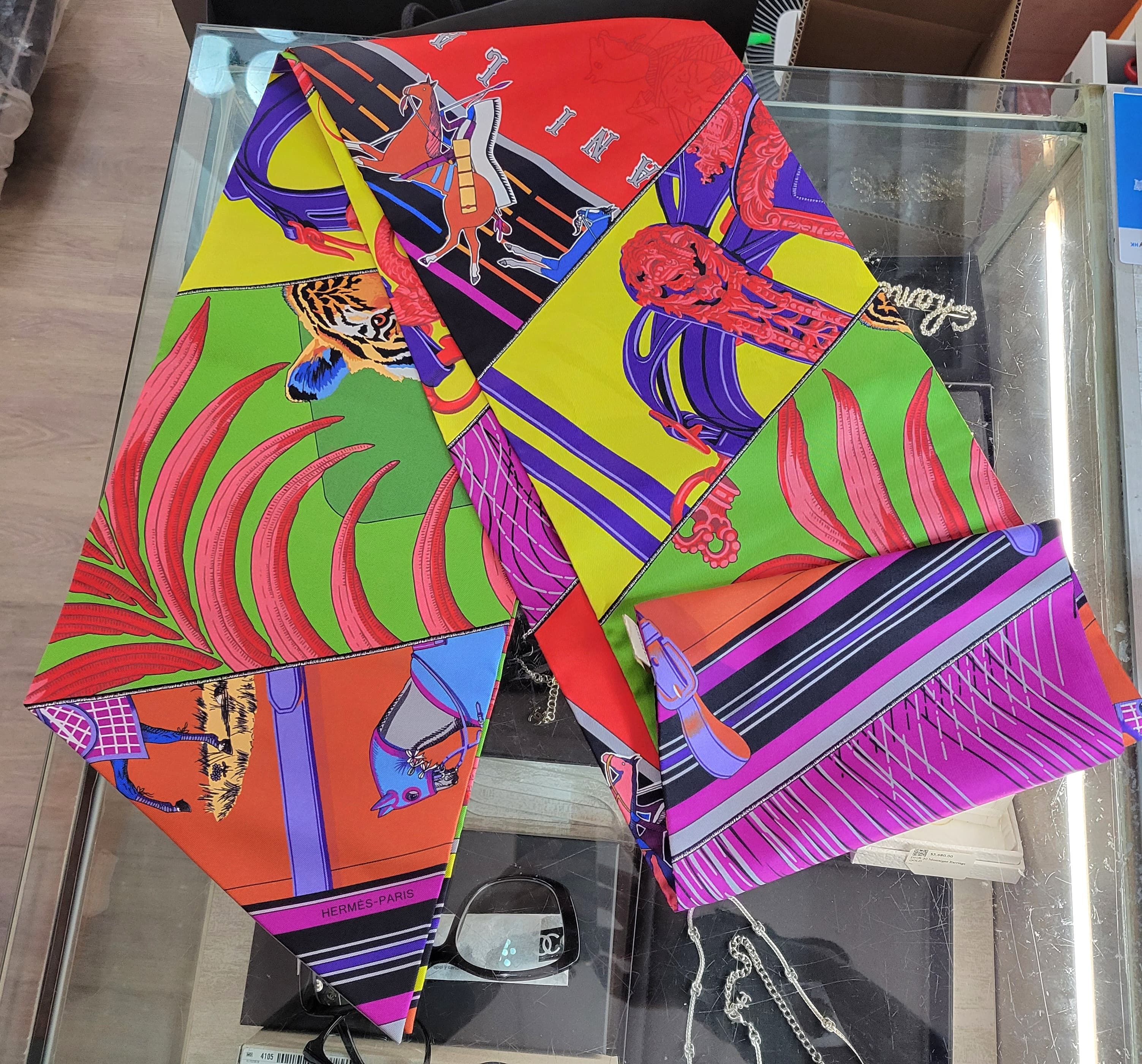 HERMES MAXI TWILLY CARRE EN CARRES ROUGE/VERT VIF/VIOLET