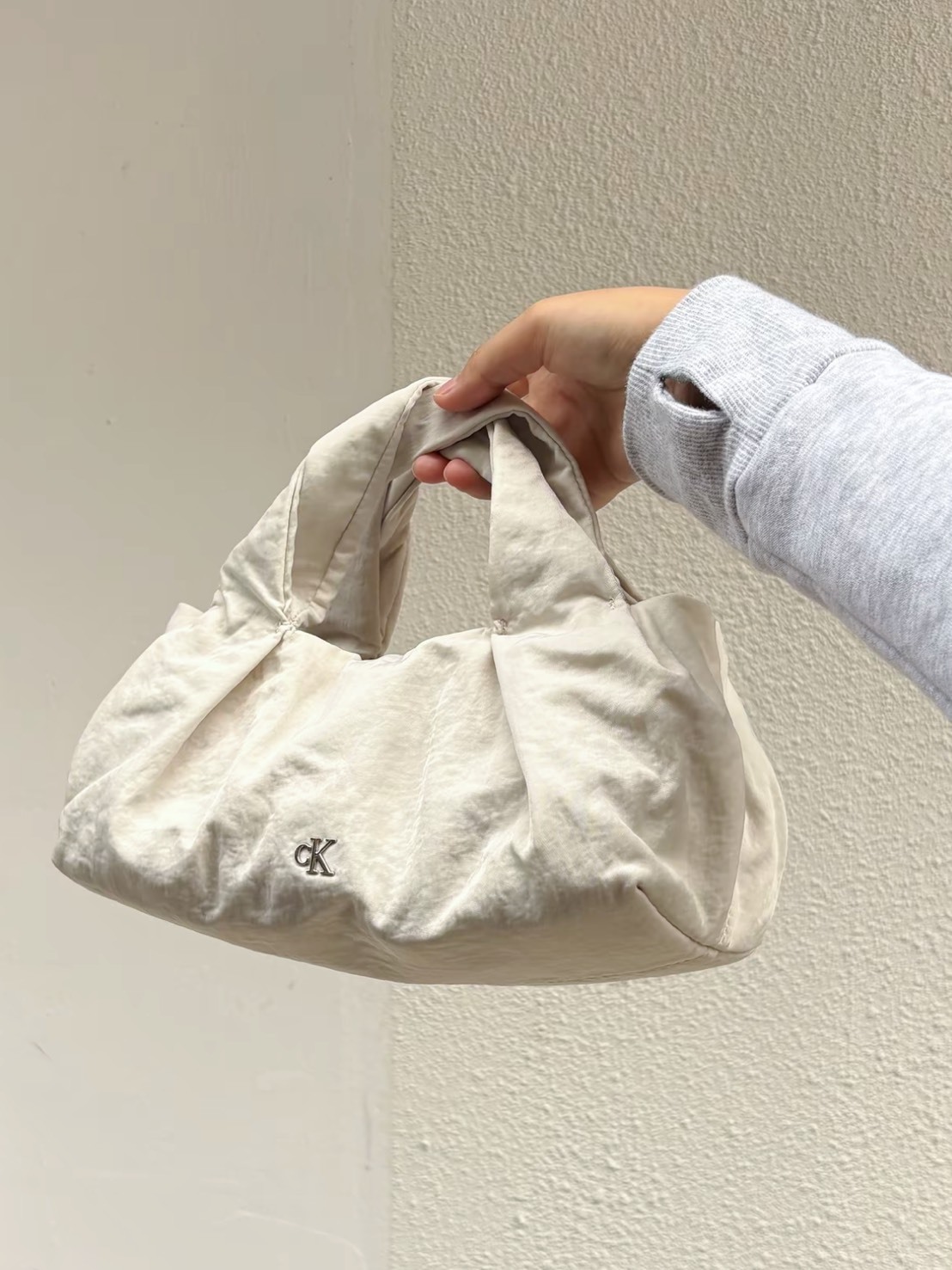 CALVIN KLEIN 扭結雲朵鏈條包