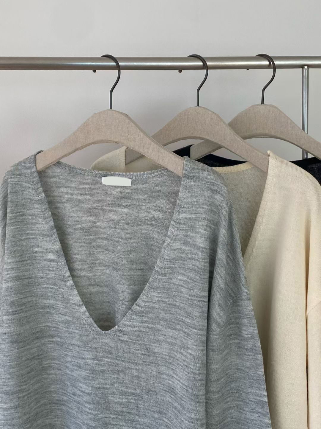 慵懶氣息混色織紋感V領針織上衣 / 3色