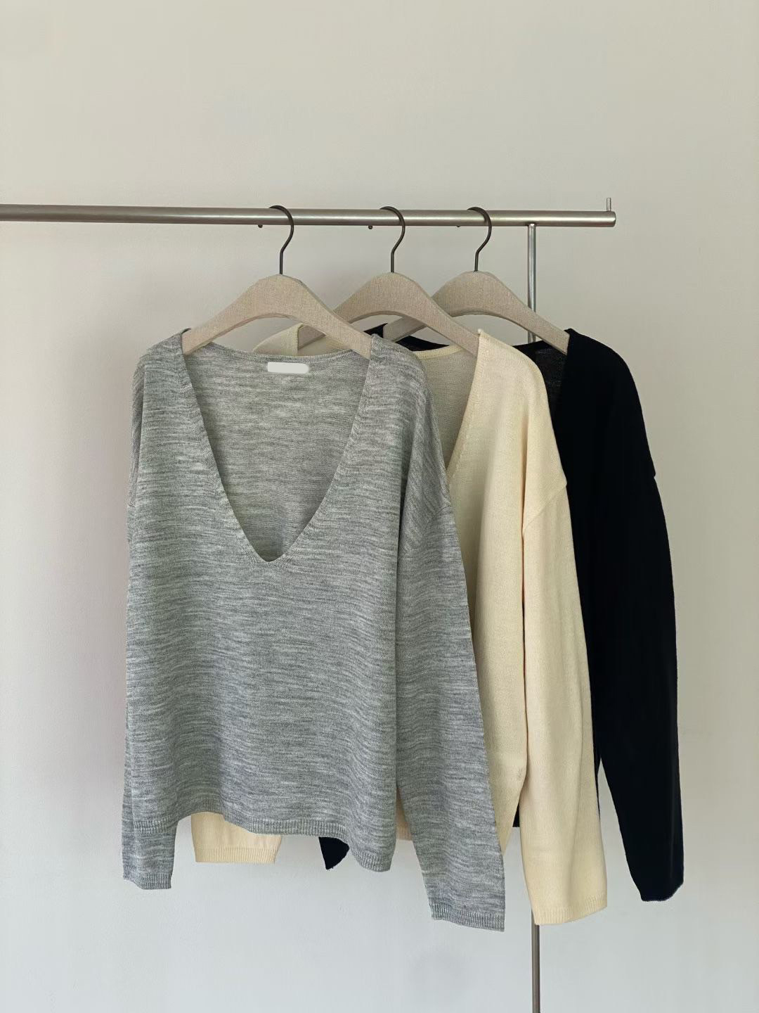 慵懶氣息混色織紋感V領針織上衣 / 3色