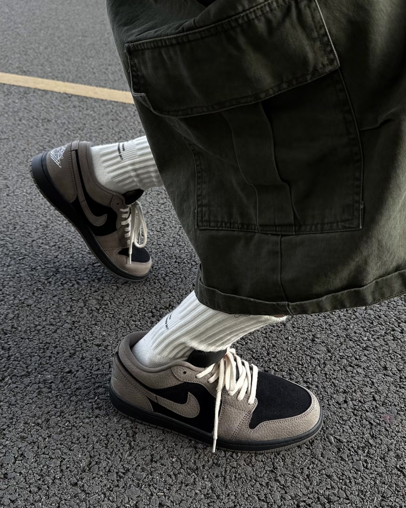 【Focus Store】預購 Nike Air Jordan 1 Low "Olive Grey" 摩卡 小倒鉤 IB7109-005