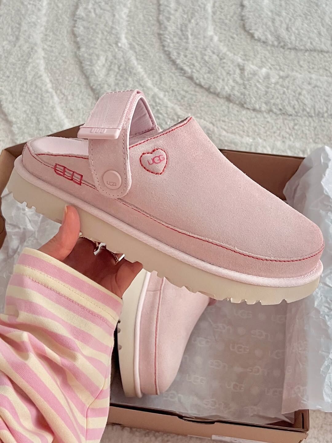 UGG GOLDENSTAR LOVE CLOG 2026年 情人節限定款 包頭鞋 穆勒鞋 懶人鞋 涼鞋 厚底 愛心標誌 粉色 粉紅色 女鞋 1181110 / 預購