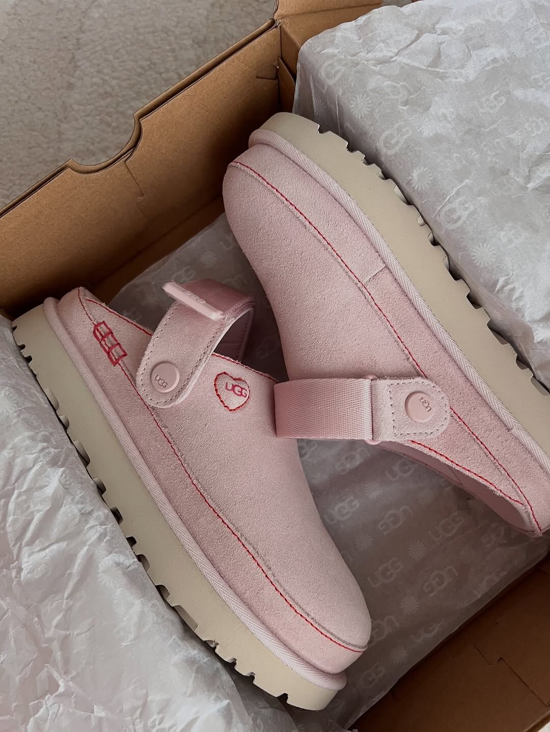 UGG GOLDENSTAR LOVE CLOG 2026年 情人節限定款 包頭鞋 穆勒鞋 懶人鞋 涼鞋 厚底 愛心標誌 粉色 粉紅色 女鞋 1181110 / 預購