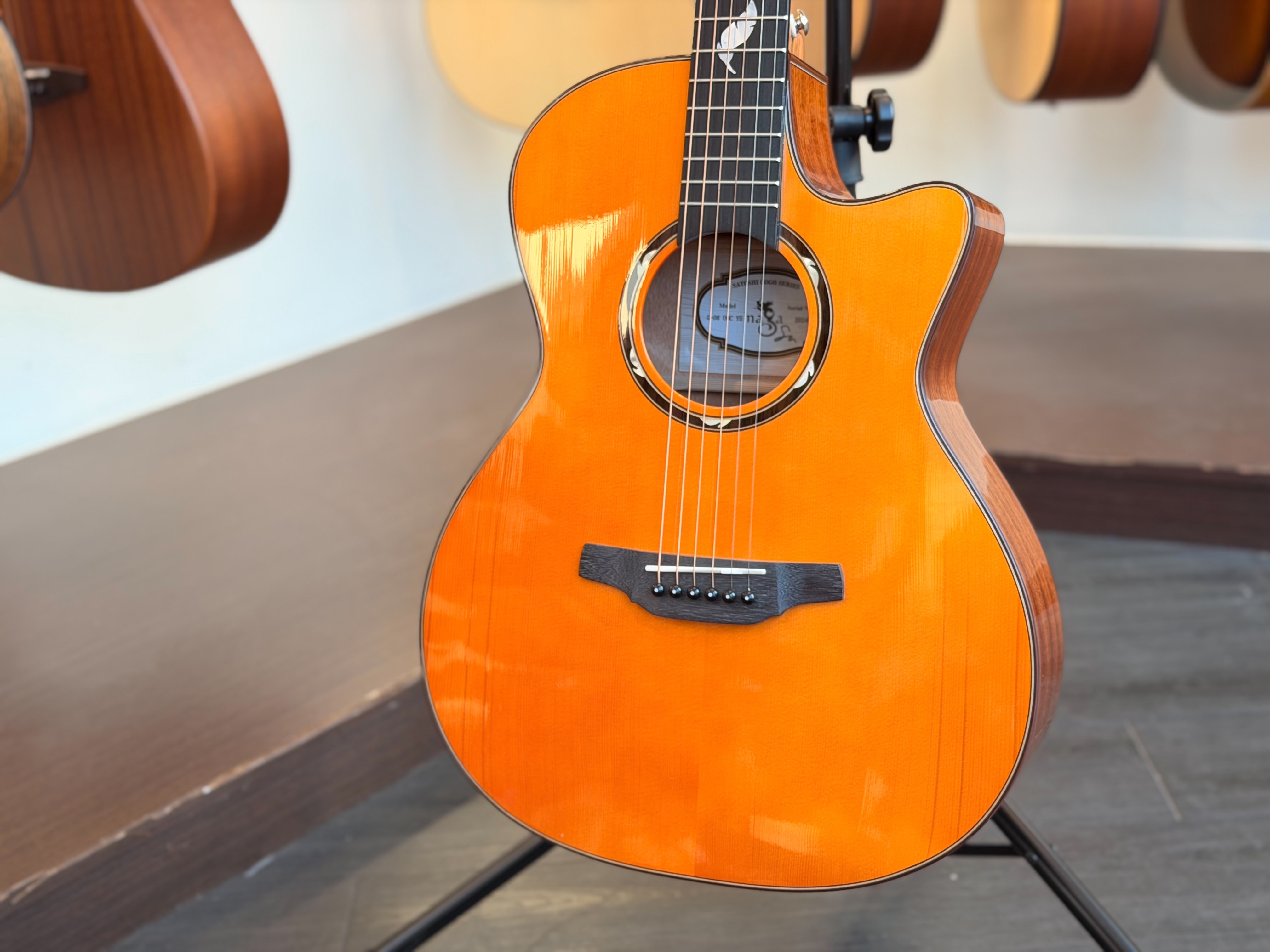 NAGA吉他 NAGA吉他 風系列 伍伍慧代言 G-08OOCYE 橙黃色亮光 英格曼雲杉面板/沙比利側背 面單板木吉他 41吋 OOC桶身缺角 附原廠厚琴袋 第 3 張圖片｜三峽吉他 / Bass