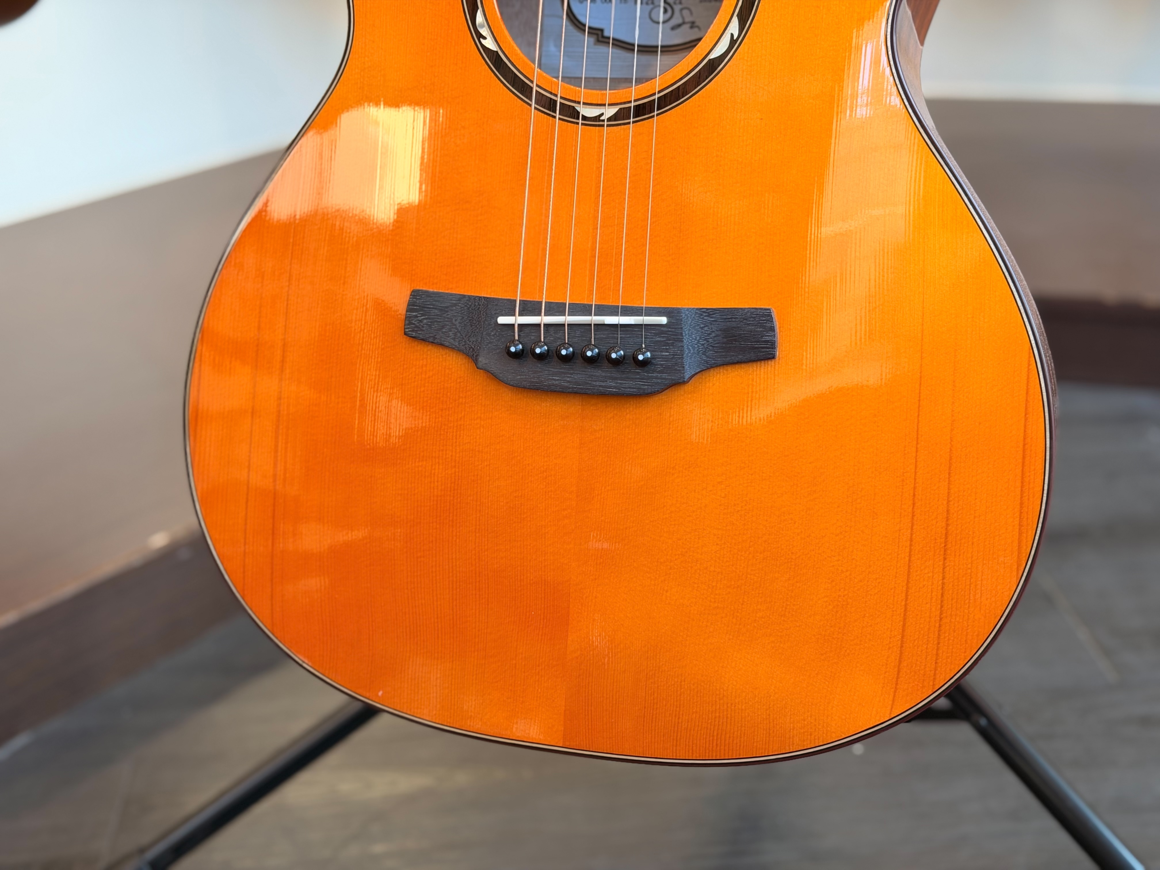 NAGA吉他 NAGA吉他 風系列 伍伍慧代言 G-08OOCYE 橙黃色亮光 英格曼雲杉面板/沙比利側背 面單板木吉他 41吋 OOC桶身缺角 附原廠厚琴袋 第 6 張圖片｜三峽吉他 / Bass