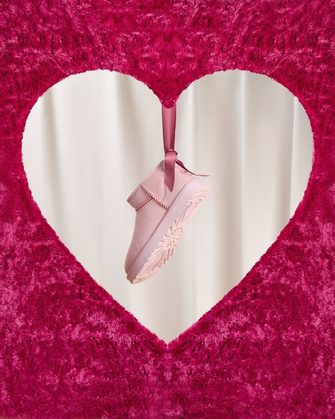 UGG CLASSIC ULTRA MINI LOVE 2026年 情人節限定款 雪靴 高筒 愛心標誌 粉色 粉紅色 女鞋 1180872 / 預購